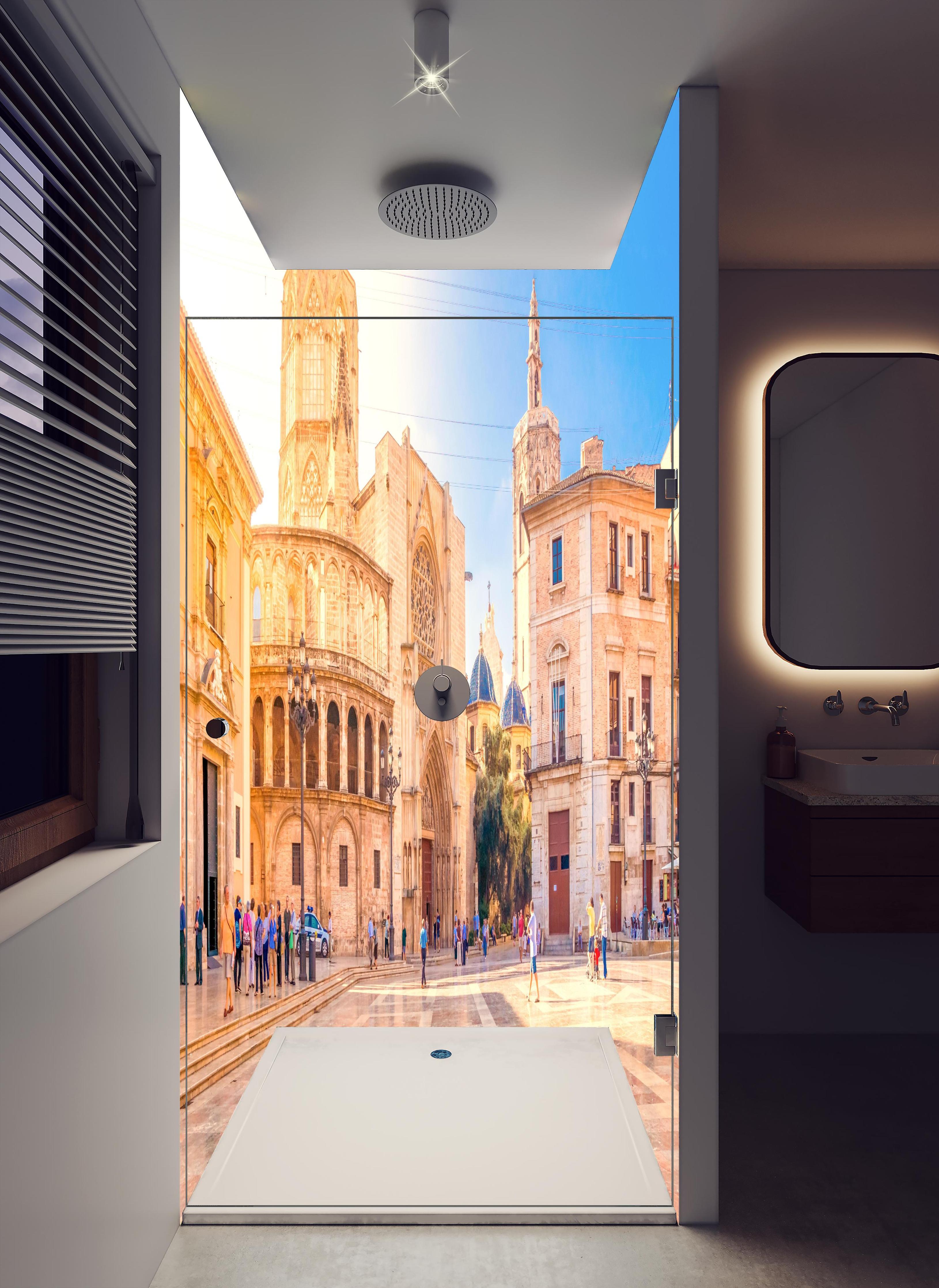 Duschrückwand - Plaza de la Virgen in Spanien in hellem Badezimmer mit Regenduschkopf - zweiteilige Eck-Duschrückwand