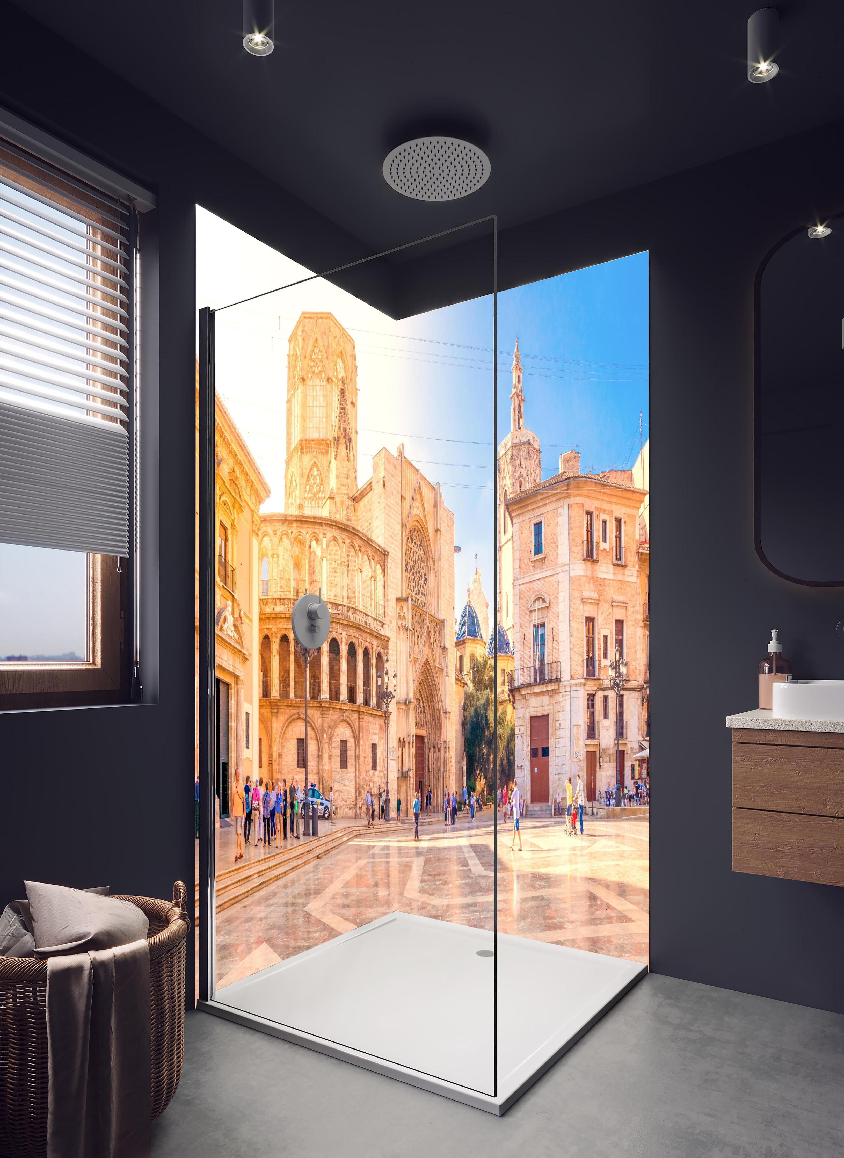 Duschrückwand - Plaza de la Virgen in Spanien in hellem Badezimmer mit Regenduschkopf - zweiteilige Eck-Duschrückwand