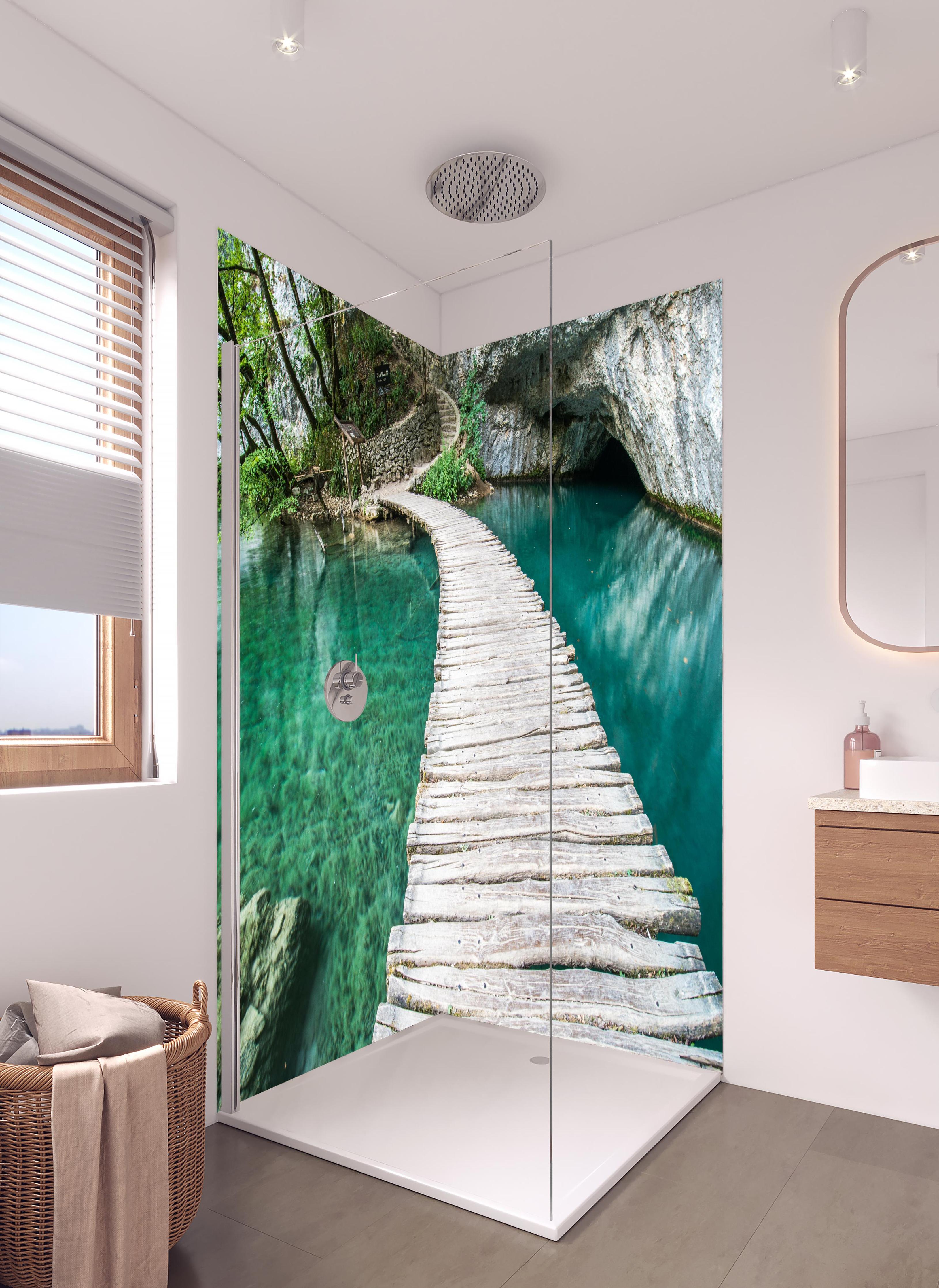 Duschrückwand - Plitvicer Brücke in Kroatien in hellem Badezimmer mit Regenduschkopf - zweiteilige Eck-Duschrückwand