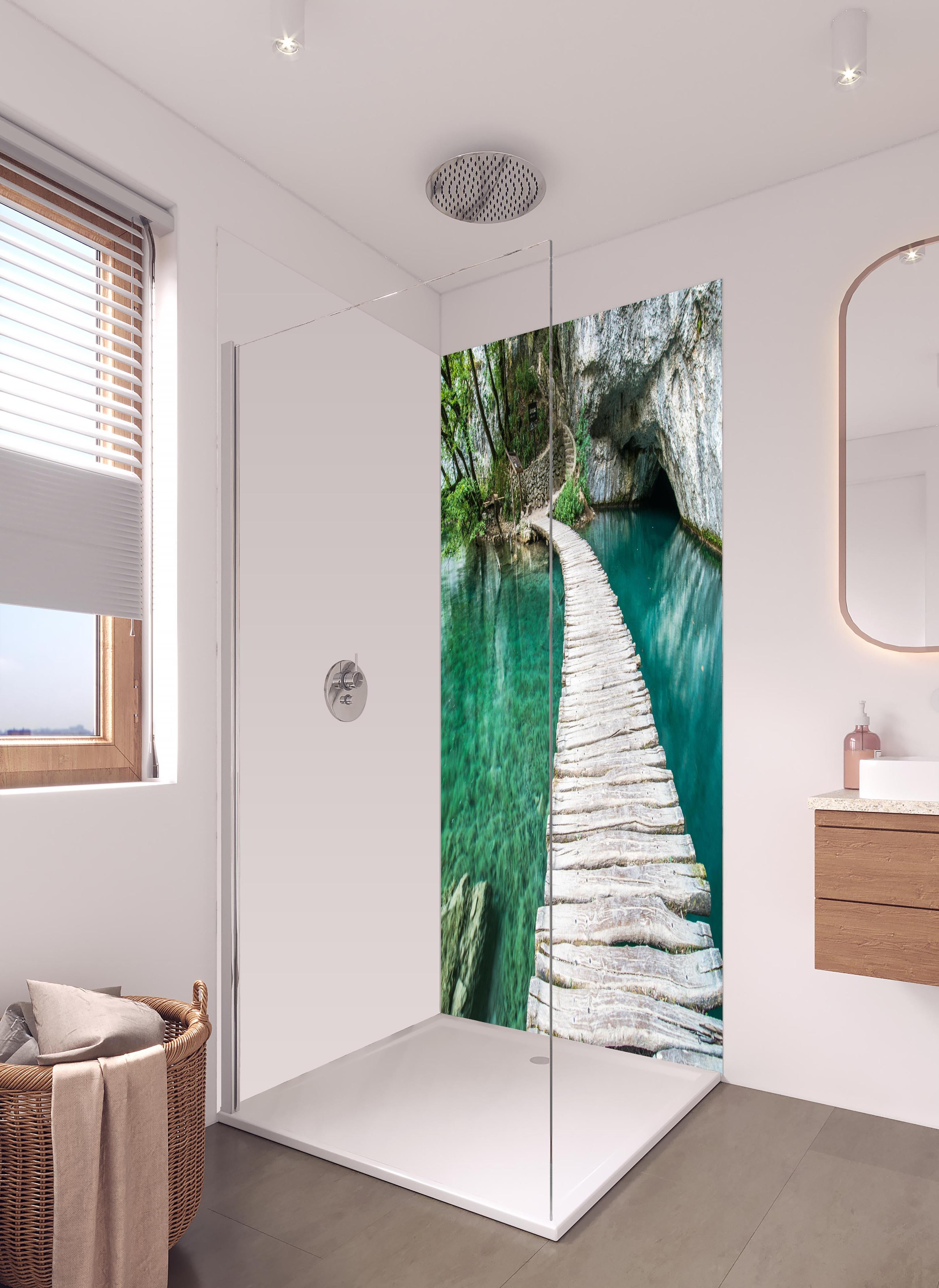 Duschrückwand - Plitvicer Brücke in Kroatien in hellem Badezimmer mit Regenduschkopf - zweiteilige Eck-Duschrückwand