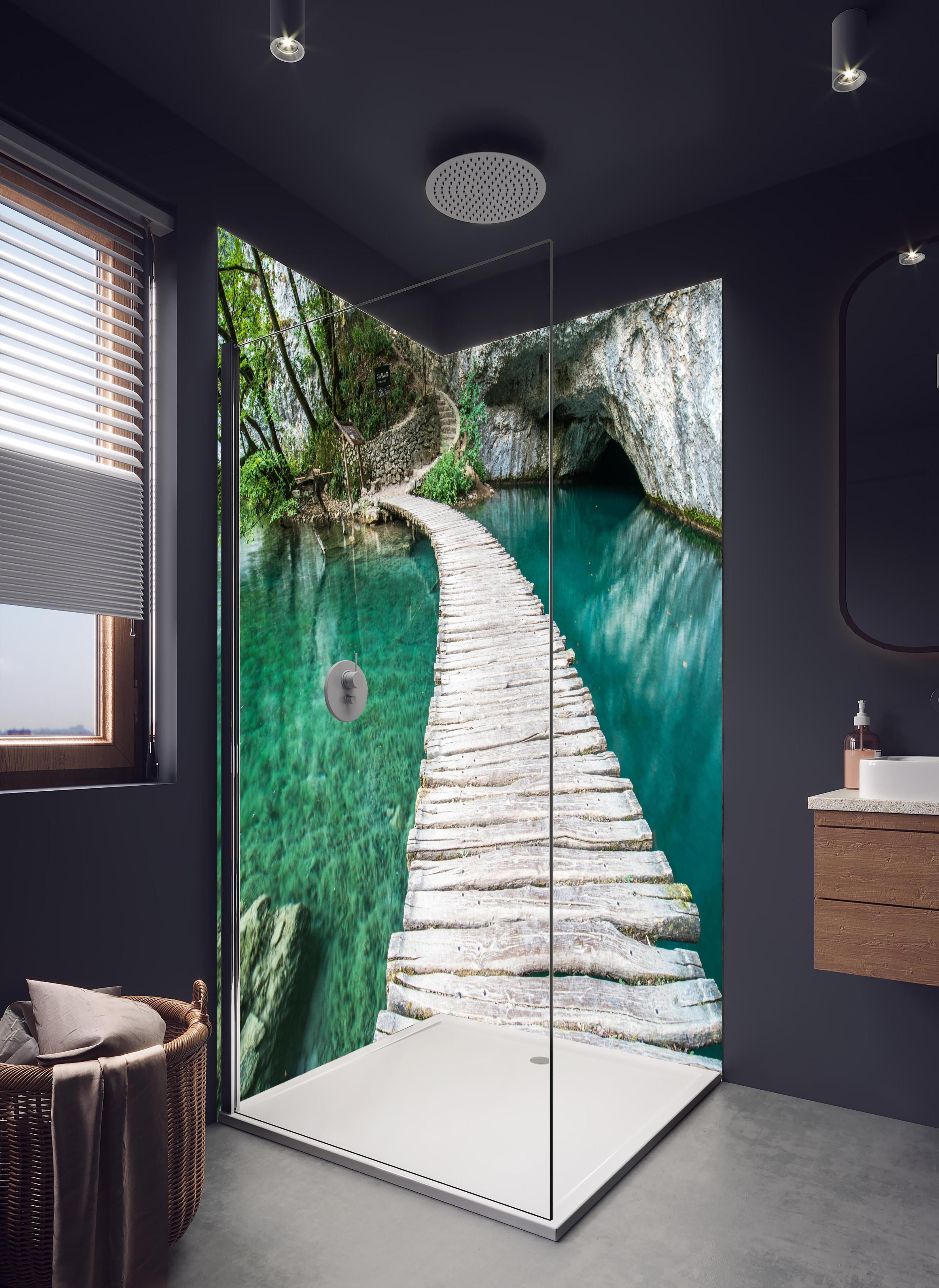 Duschrückwand - Plitvicer Brücke in Kroatien in hellem Badezimmer mit Regenduschkopf - zweiteilige Eck-Duschrückwand