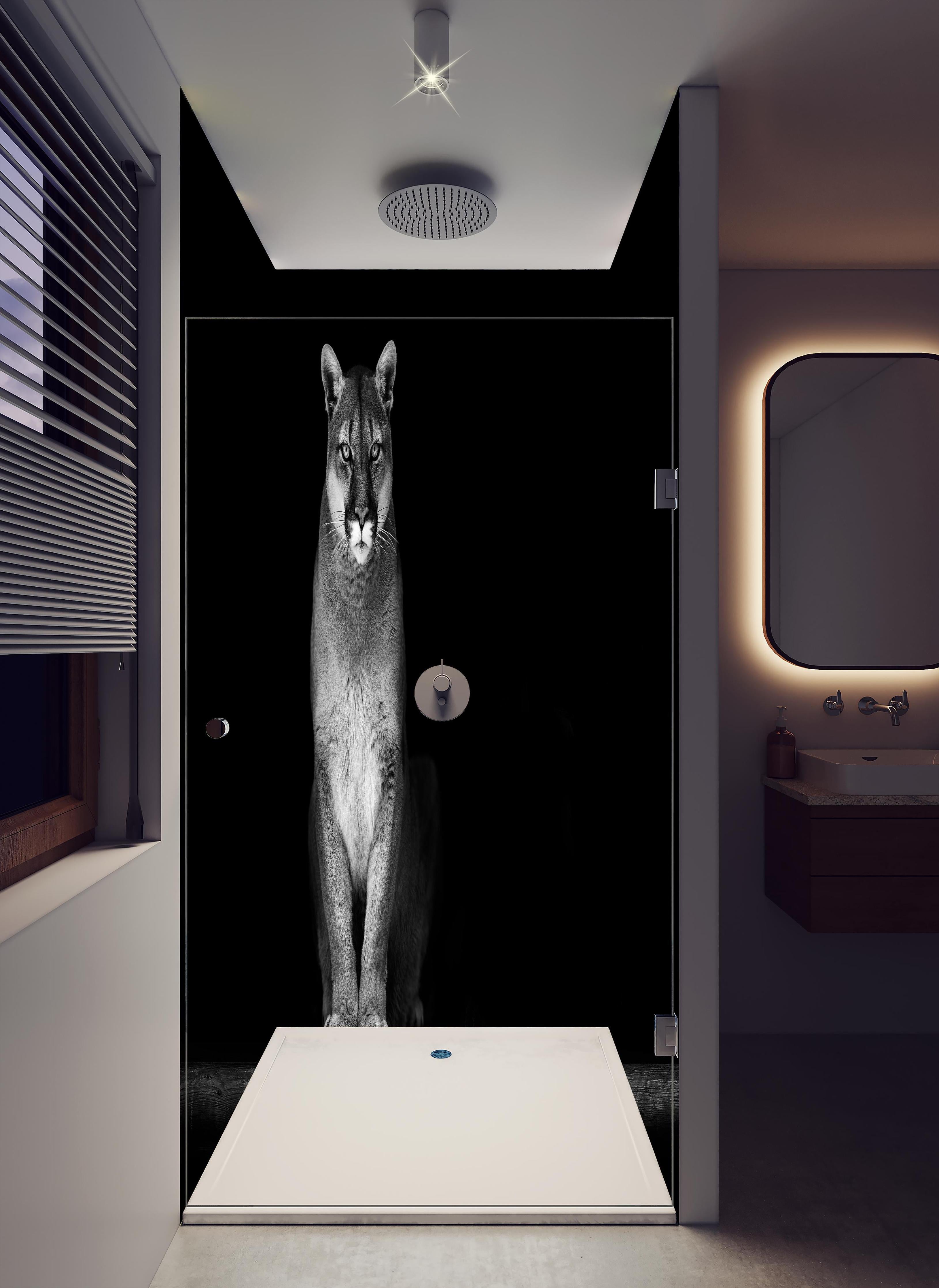 Duschrückwand - Porträt des Bergpumas in hellem Badezimmer mit Regenduschkopf - zweiteilige Eck-Duschrückwand