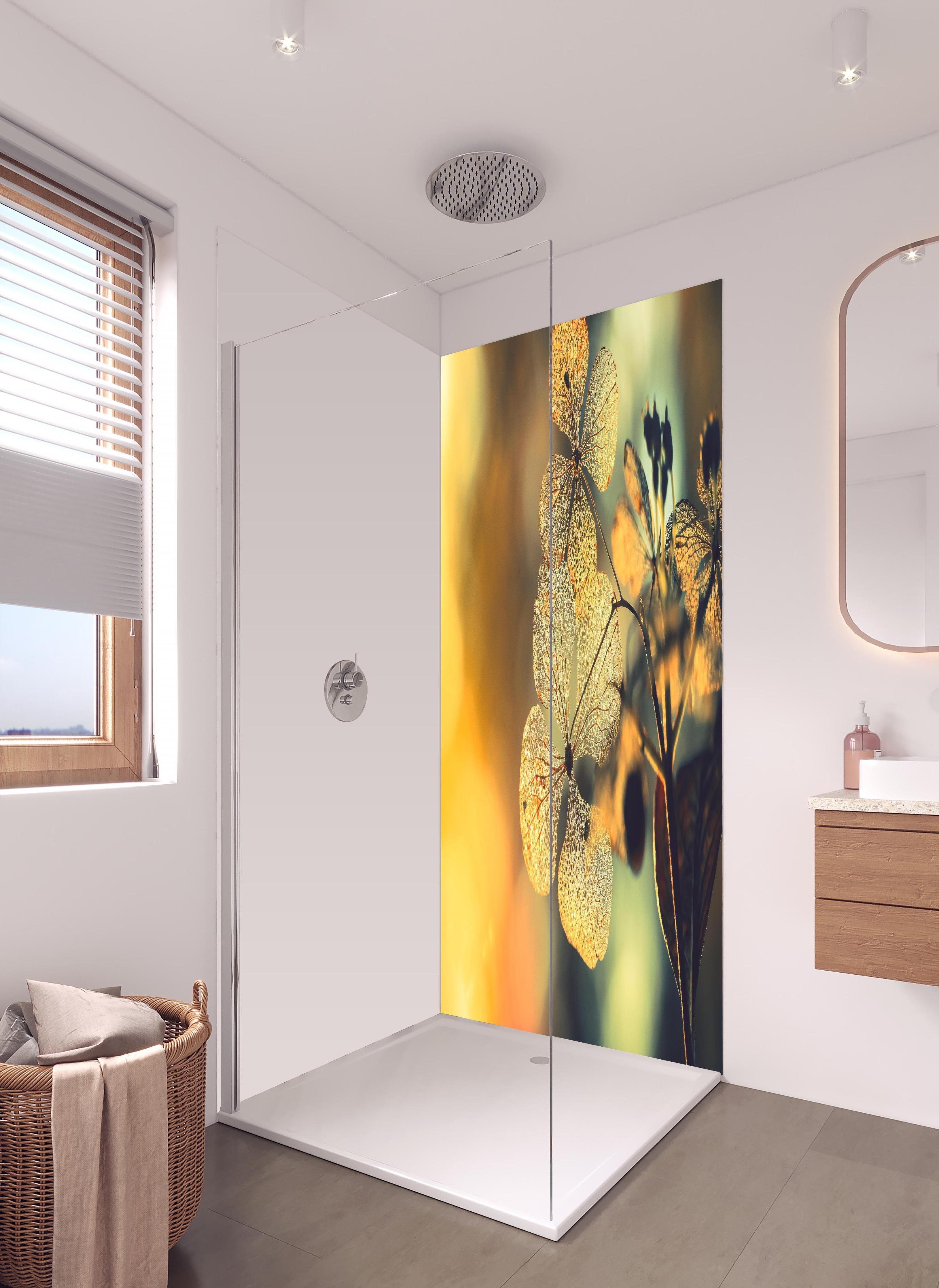 Duschrückwand - Prächtige Hortensienblüten in hellem Badezimmer mit Regenduschkopf - zweiteilige Eck-Duschrückwand