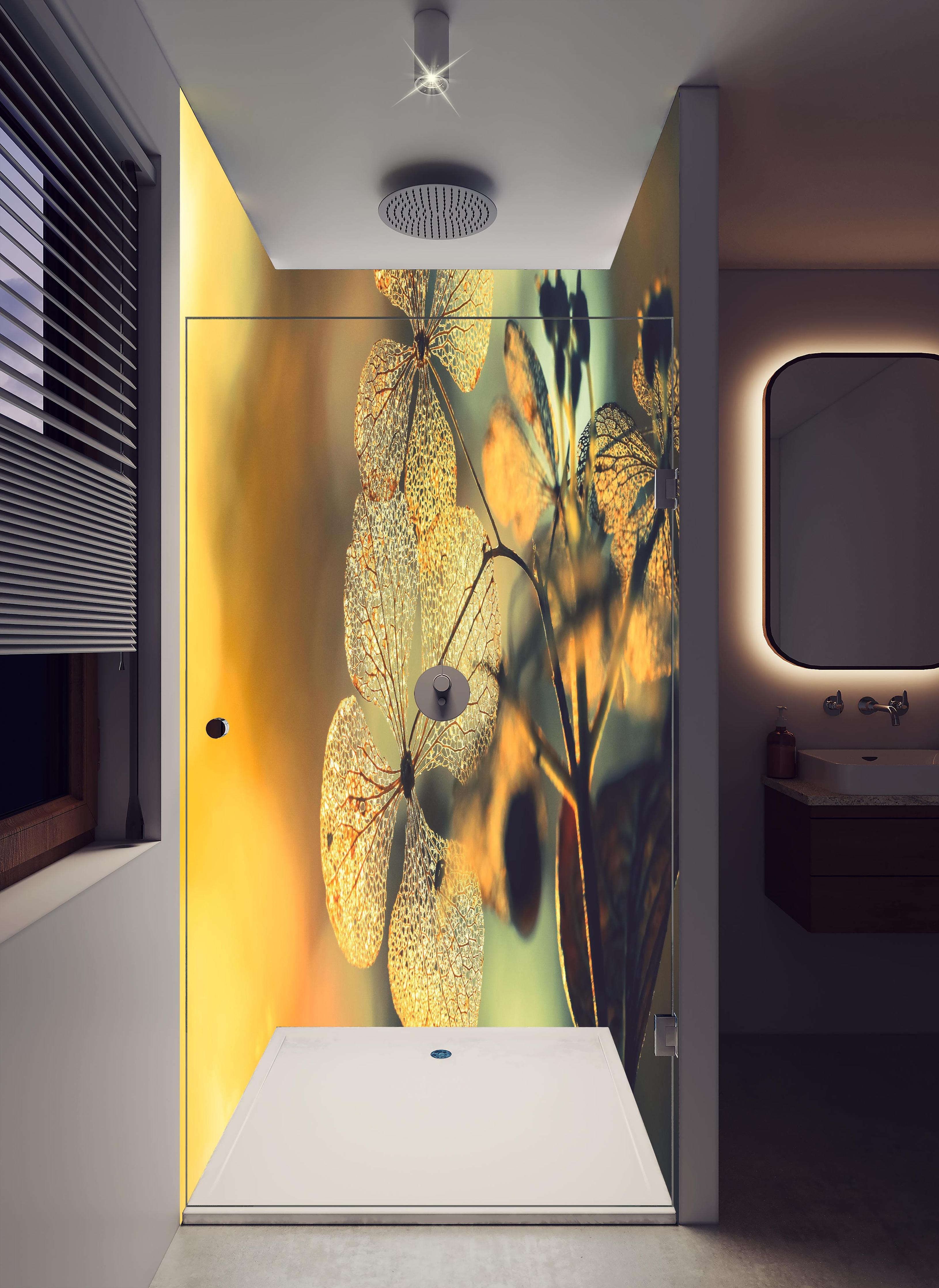 Duschrückwand - Prächtige Hortensienblüten in hellem Badezimmer mit Regenduschkopf - zweiteilige Eck-Duschrückwand