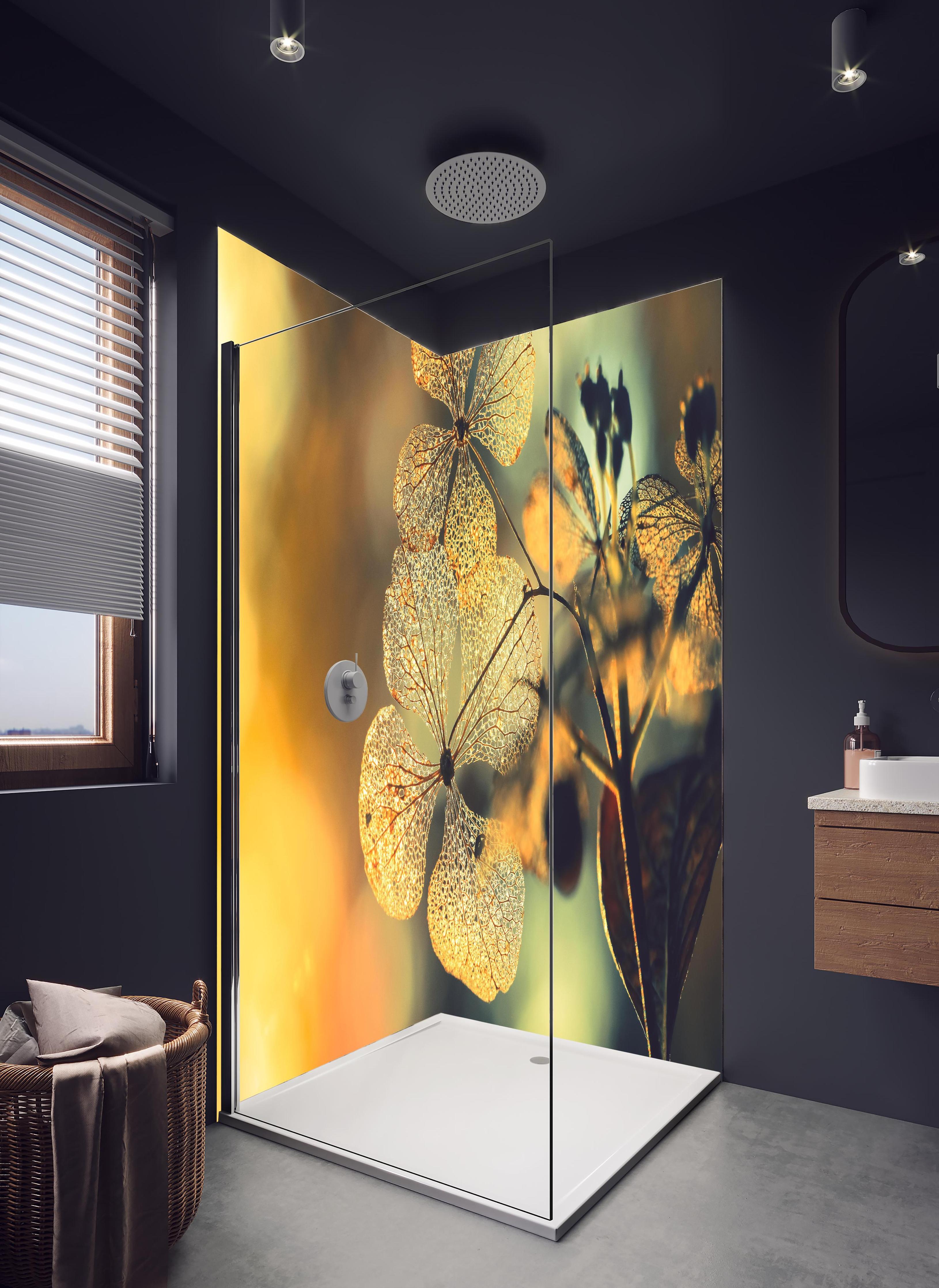 Duschrückwand - Prächtige Hortensienblüten in hellem Badezimmer mit Regenduschkopf - zweiteilige Eck-Duschrückwand