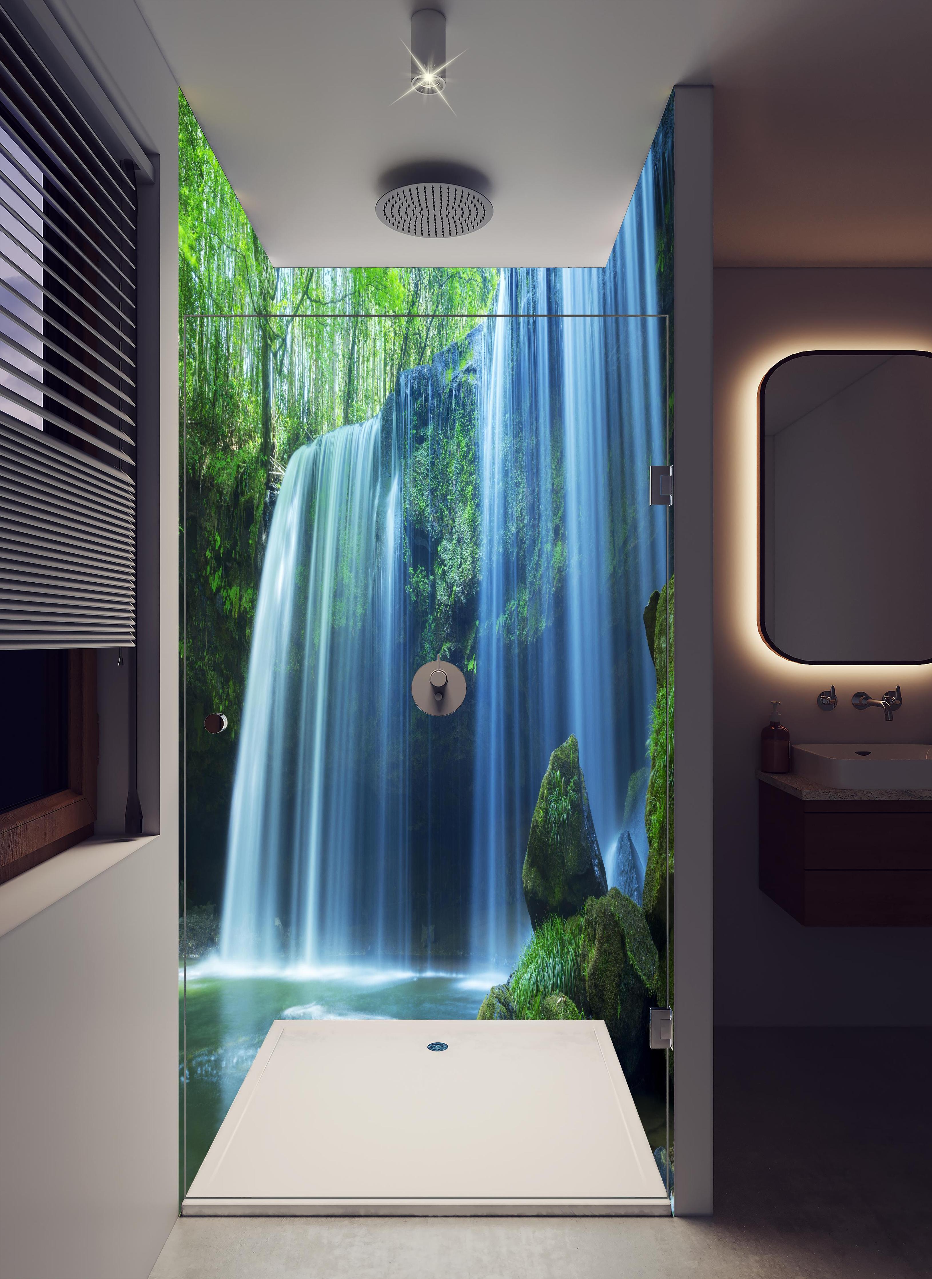 Duschrückwand - Prächtiger Nabigataki-Wasserfall in hellem Badezimmer mit Regenduschkopf - zweiteilige Eck-Duschrückwand