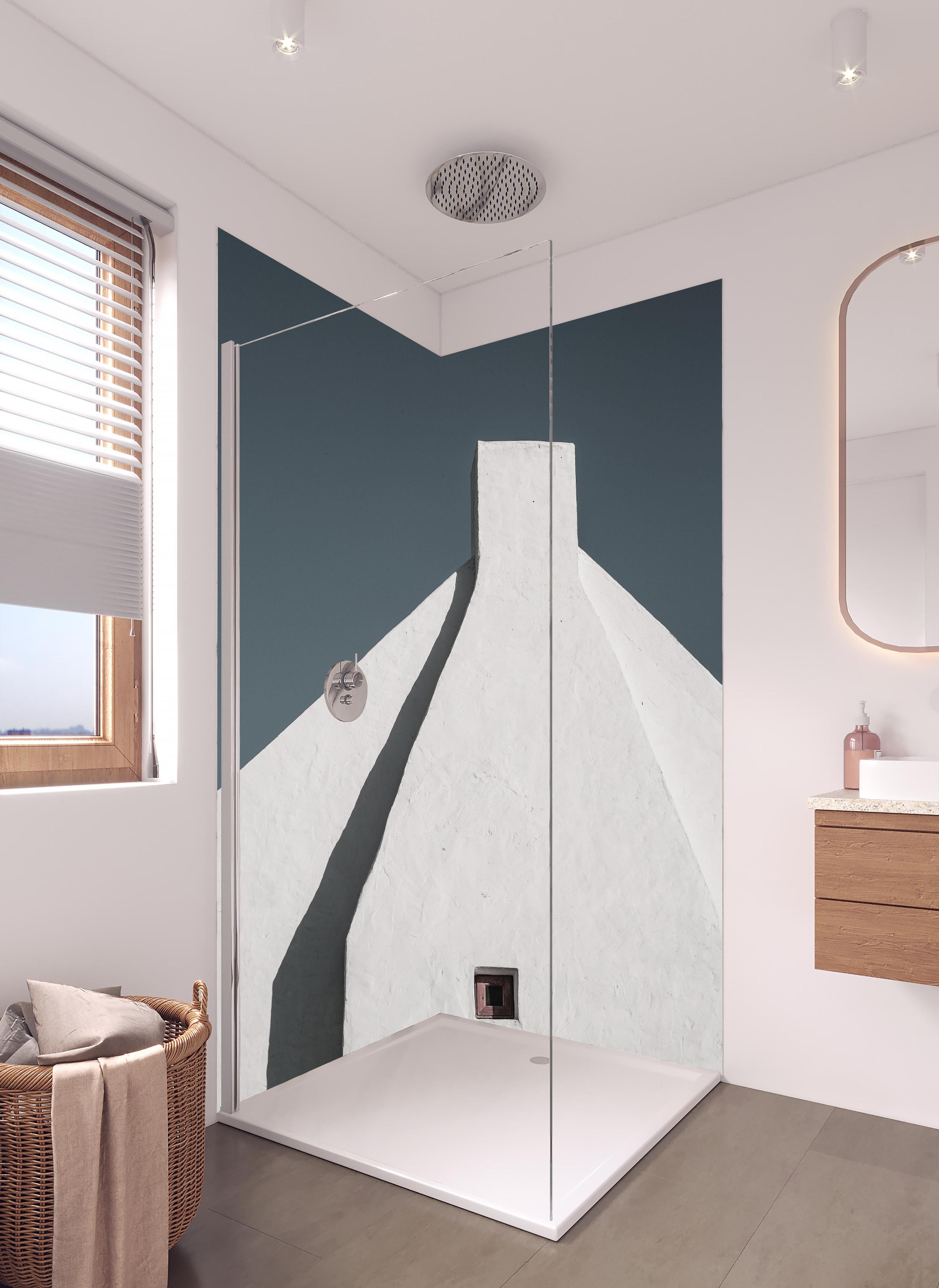 Duschrückwand - Puristischer weißer Gebäude-Giebel in hellem Badezimmer mit Regenduschkopf - zweiteilige Eck-Duschrückwand