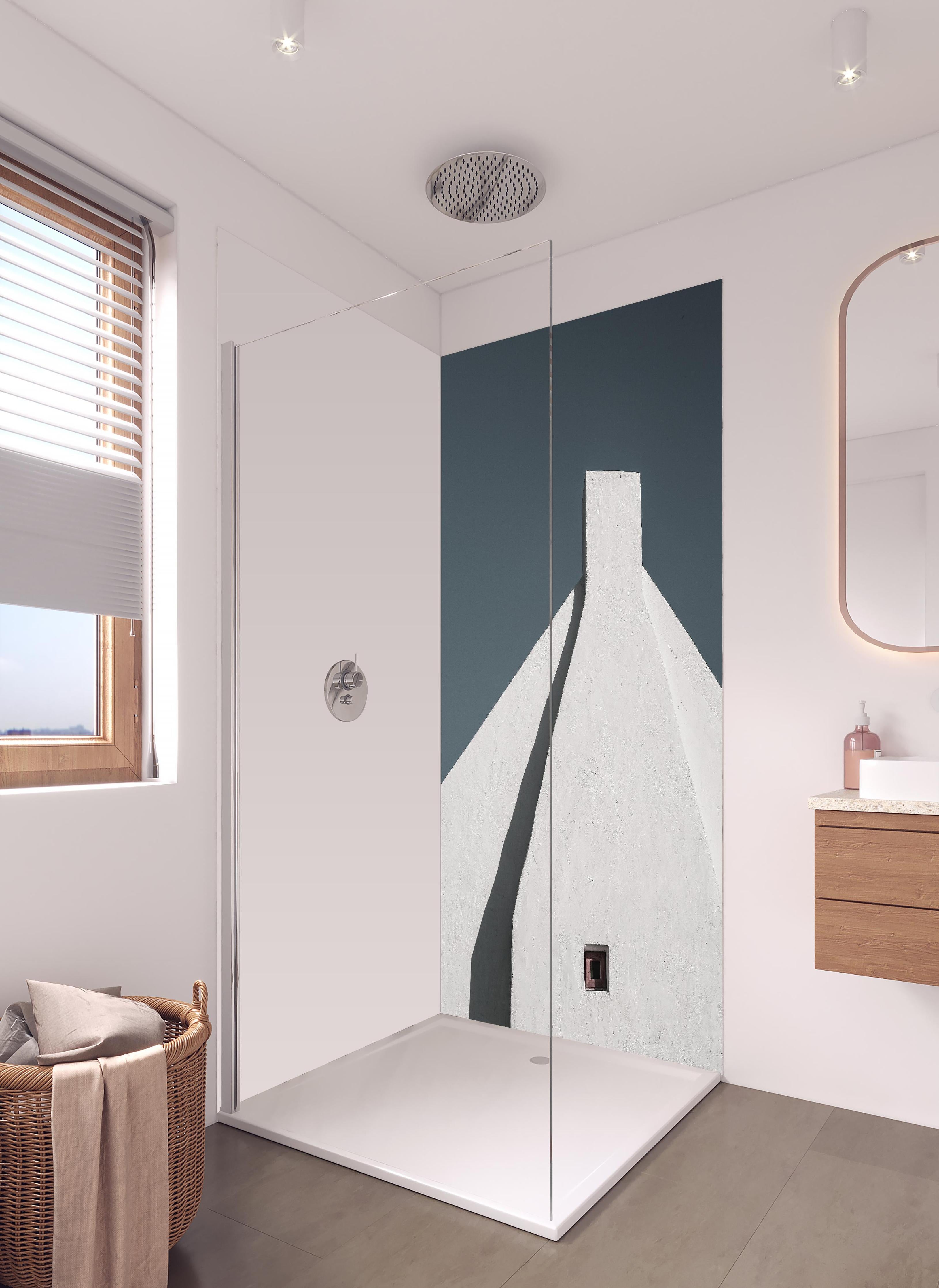 Duschrückwand - Puristischer weißer Gebäude-Giebel in hellem Badezimmer mit Regenduschkopf - zweiteilige Eck-Duschrückwand