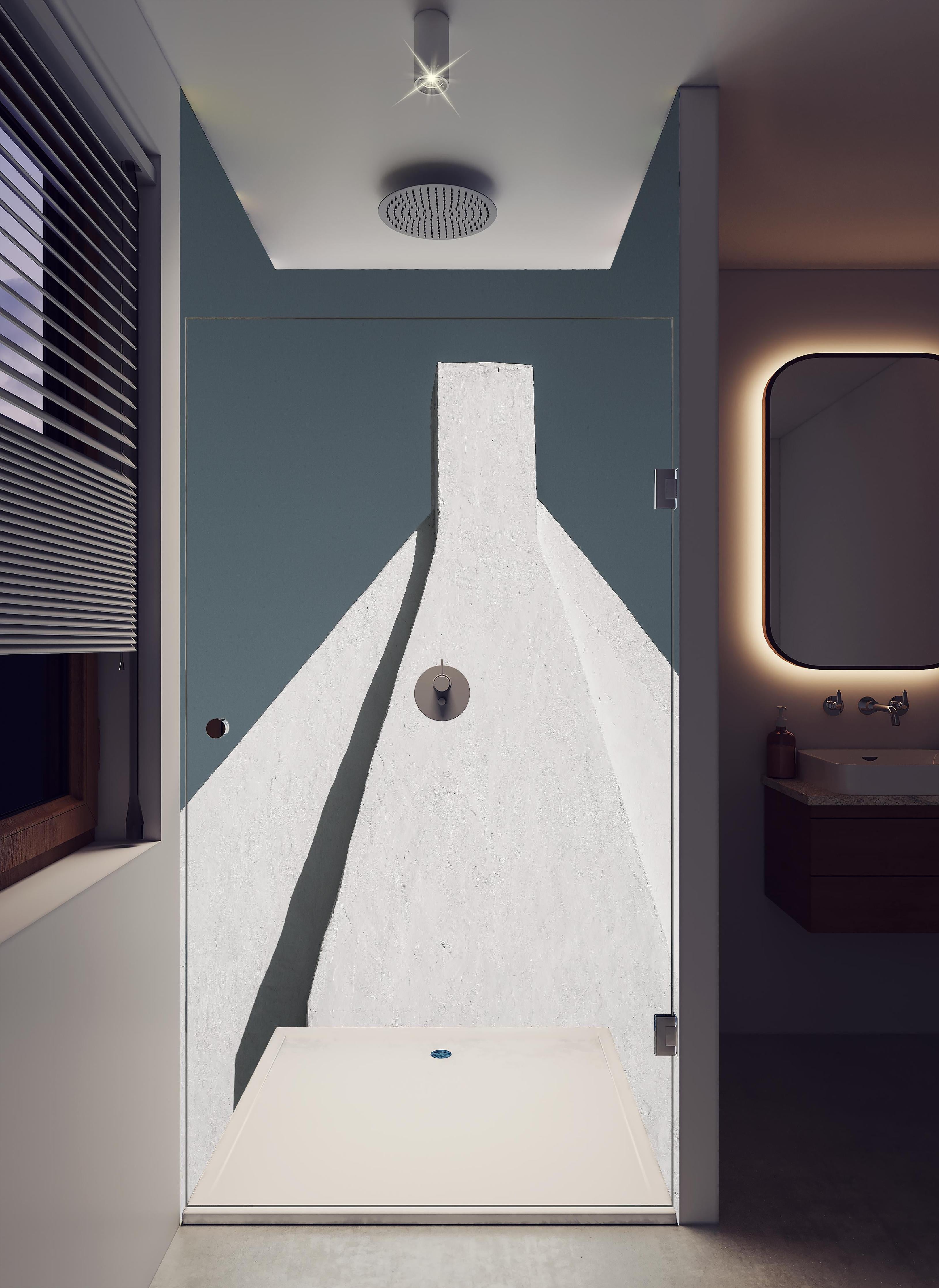 Duschrückwand - Puristischer weißer Gebäude-Giebel in hellem Badezimmer mit Regenduschkopf - zweiteilige Eck-Duschrückwand