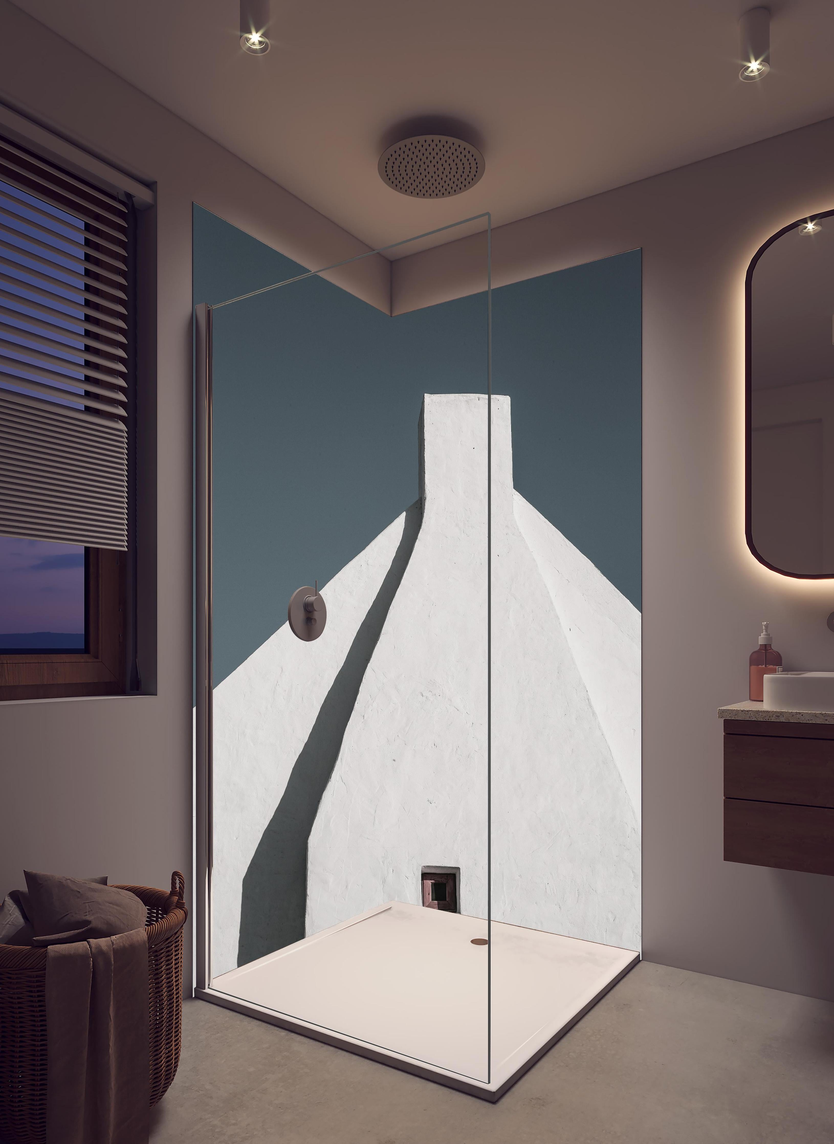 Duschrückwand - Puristischer weißer Gebäude-Giebel in hellem Badezimmer mit Regenduschkopf - zweiteilige Eck-Duschrückwand