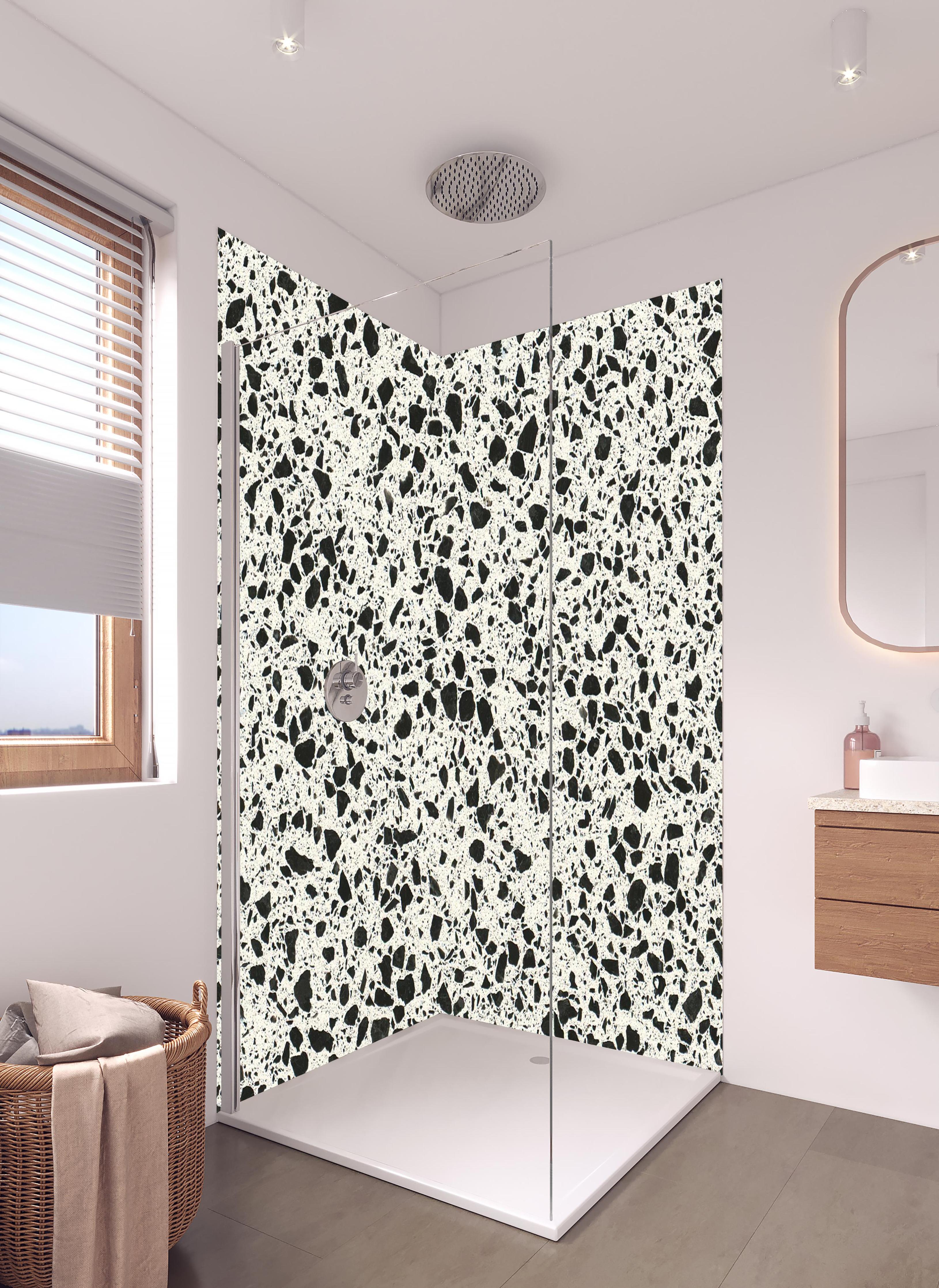 Duschrückwand - Quarz FusionStone White in hellem Badezimmer mit Regenduschkopf - zweiteilige Eck-Duschrückwand