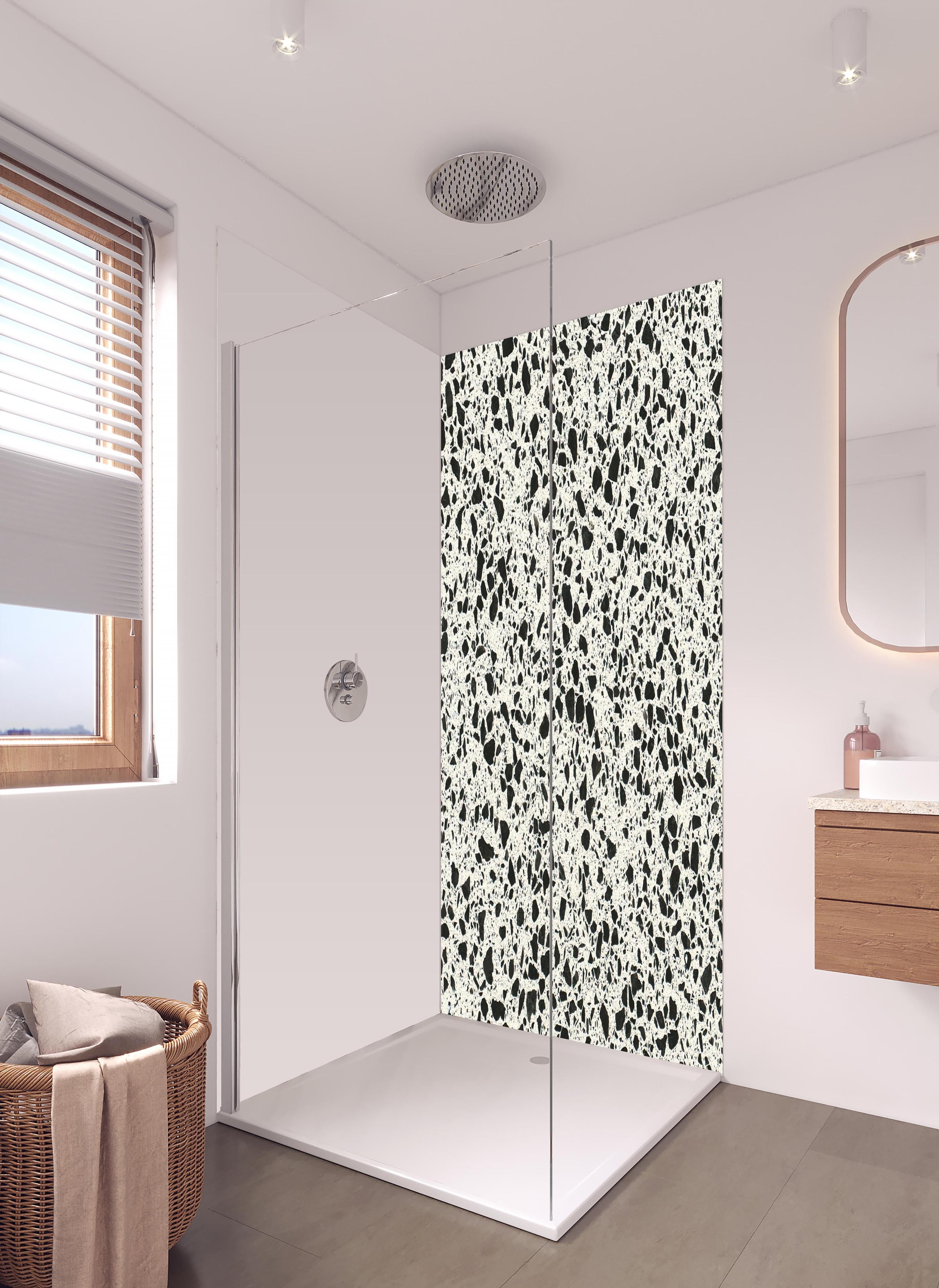 Duschrückwand - Quarz FusionStone White in hellem Badezimmer mit Regenduschkopf - zweiteilige Eck-Duschrückwand