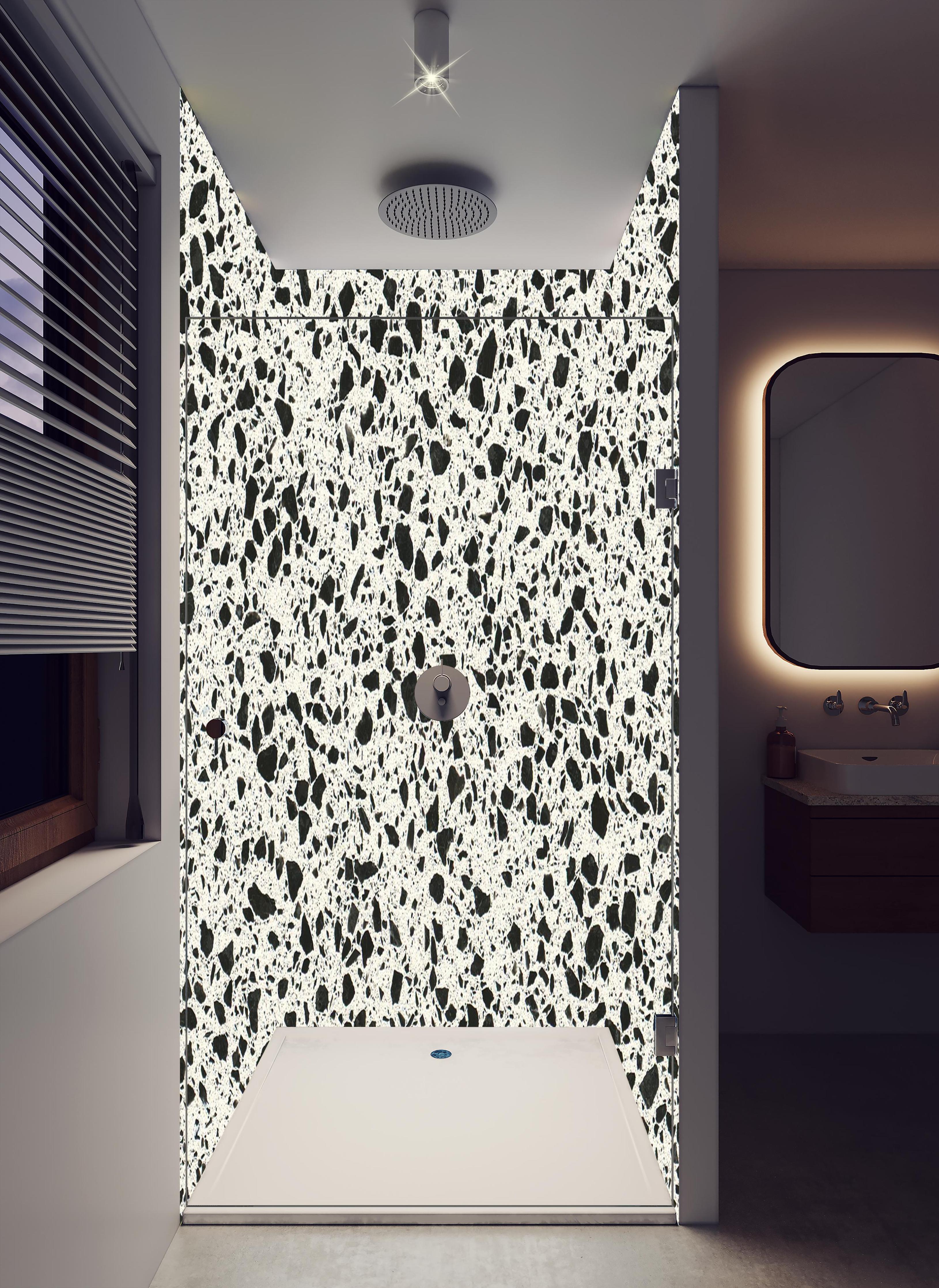 Duschrückwand - Quarz FusionStone White in hellem Badezimmer mit Regenduschkopf - zweiteilige Eck-Duschrückwand