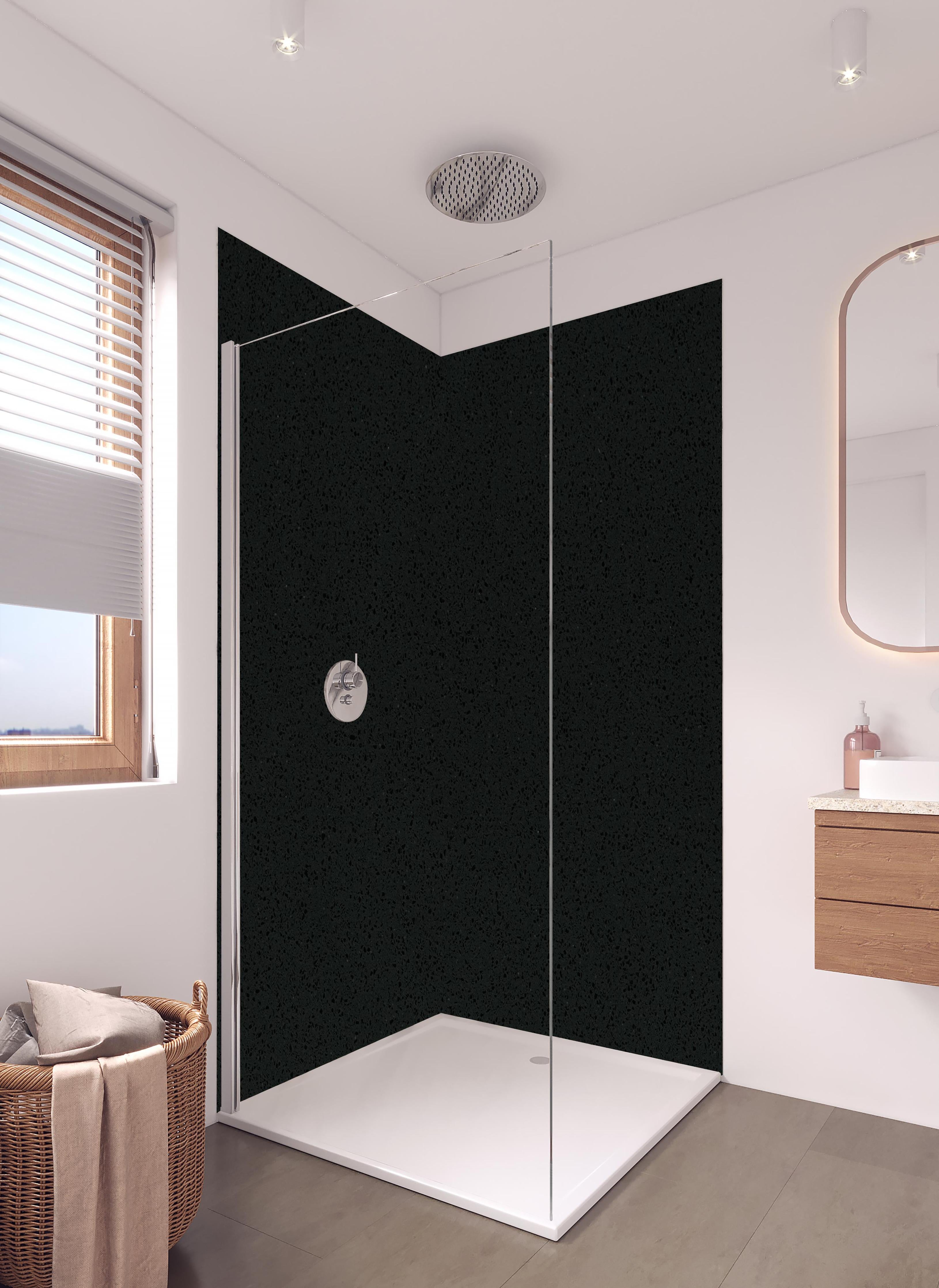 Duschrückwand - Quarz Obsidian Black in hellem Badezimmer mit Regenduschkopf - zweiteilige Eck-Duschrückwand
