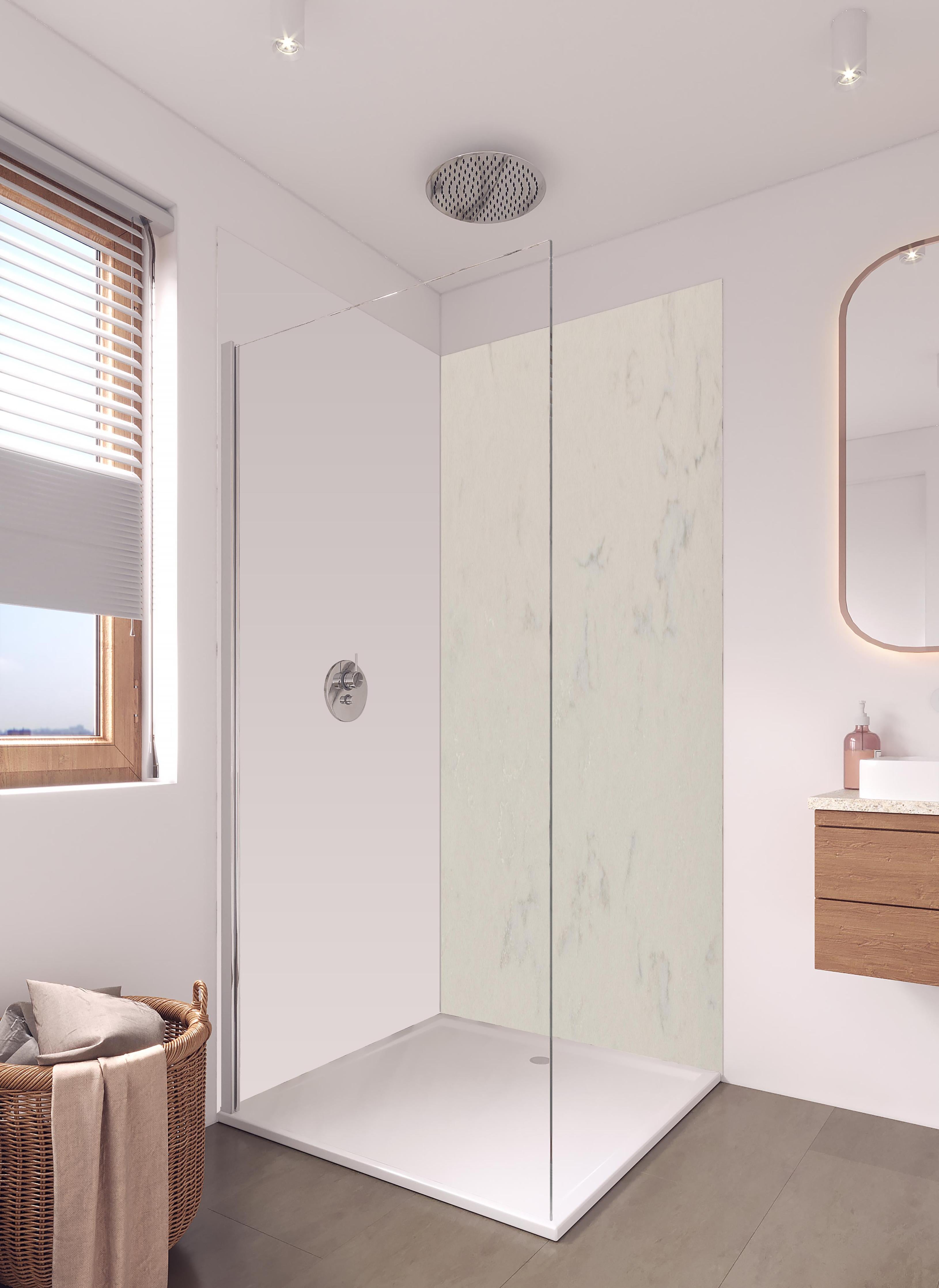 Duschrückwand - Quarz Onyx White in hellem Badezimmer mit Regenduschkopf - zweiteilige Eck-Duschrückwand