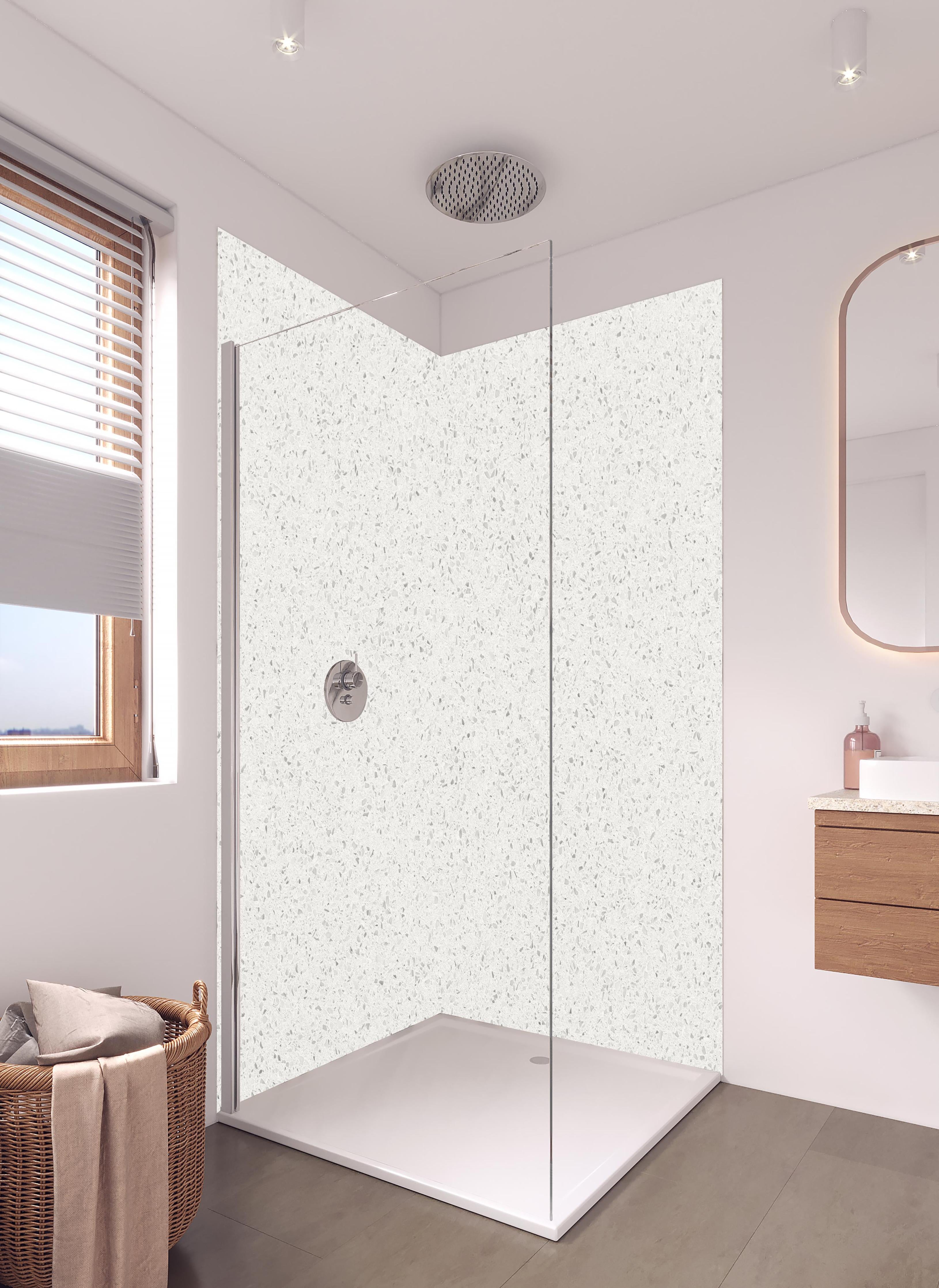 Duschrückwand - Quarz Perla White in hellem Badezimmer mit Regenduschkopf - zweiteilige Eck-Duschrückwand