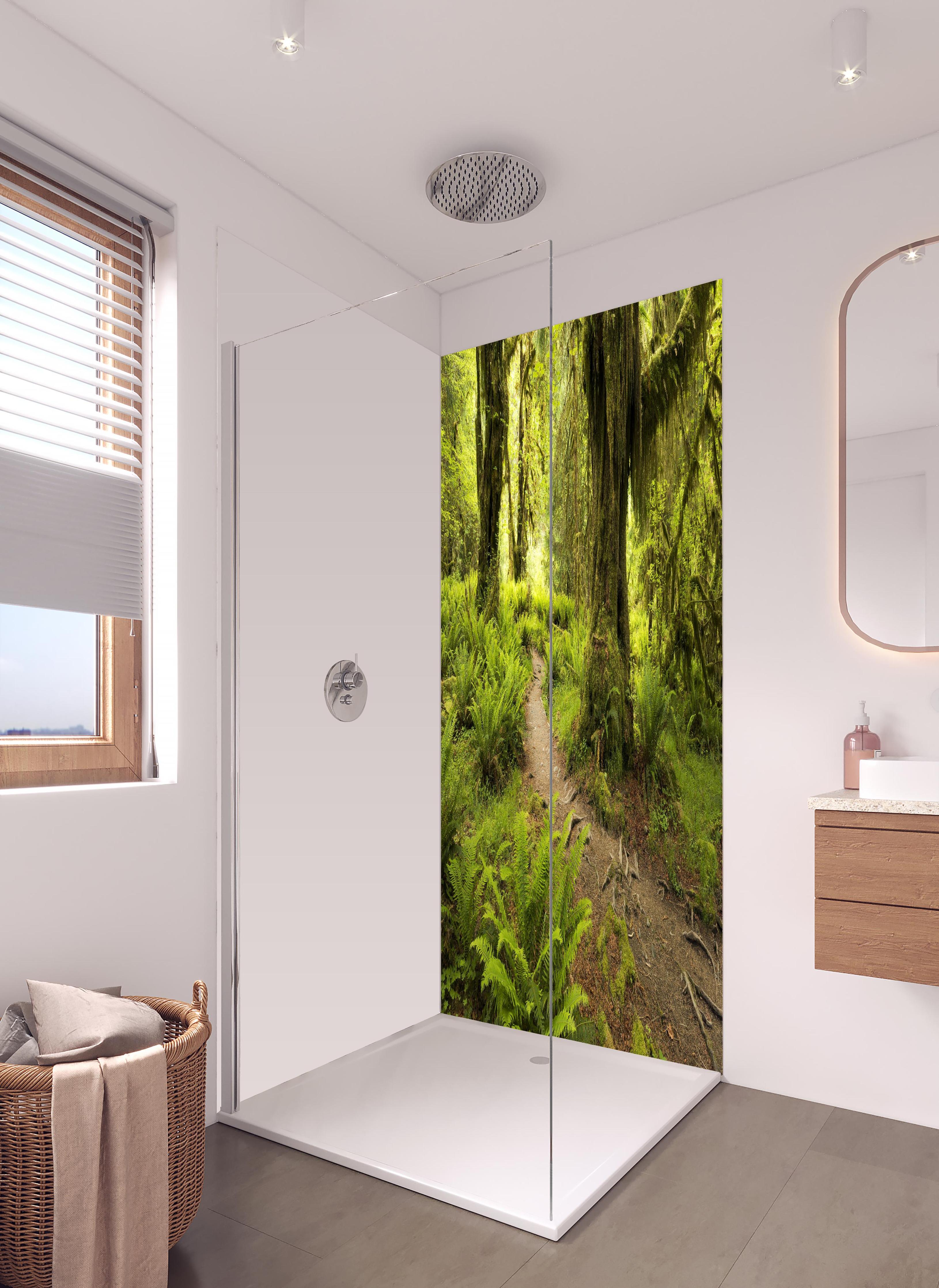 Duschrückwand - Regenwald in Amerika in hellem Badezimmer mit Regenduschkopf - zweiteilige Eck-Duschrückwand