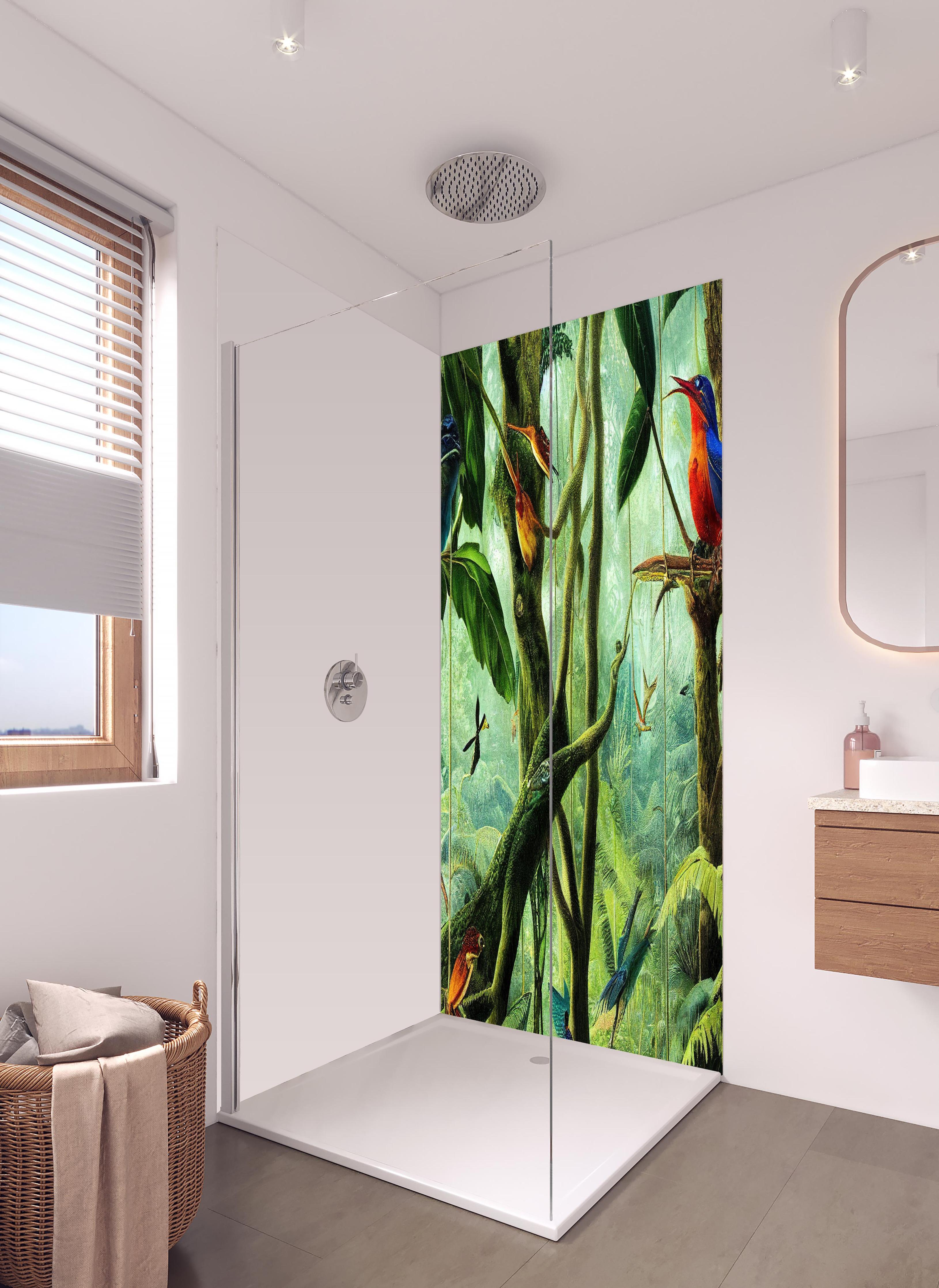 Duschrückwand - Regenwald mit exotischen Tieren in hellem Badezimmer mit Regenduschkopf - zweiteilige Eck-Duschrückwand