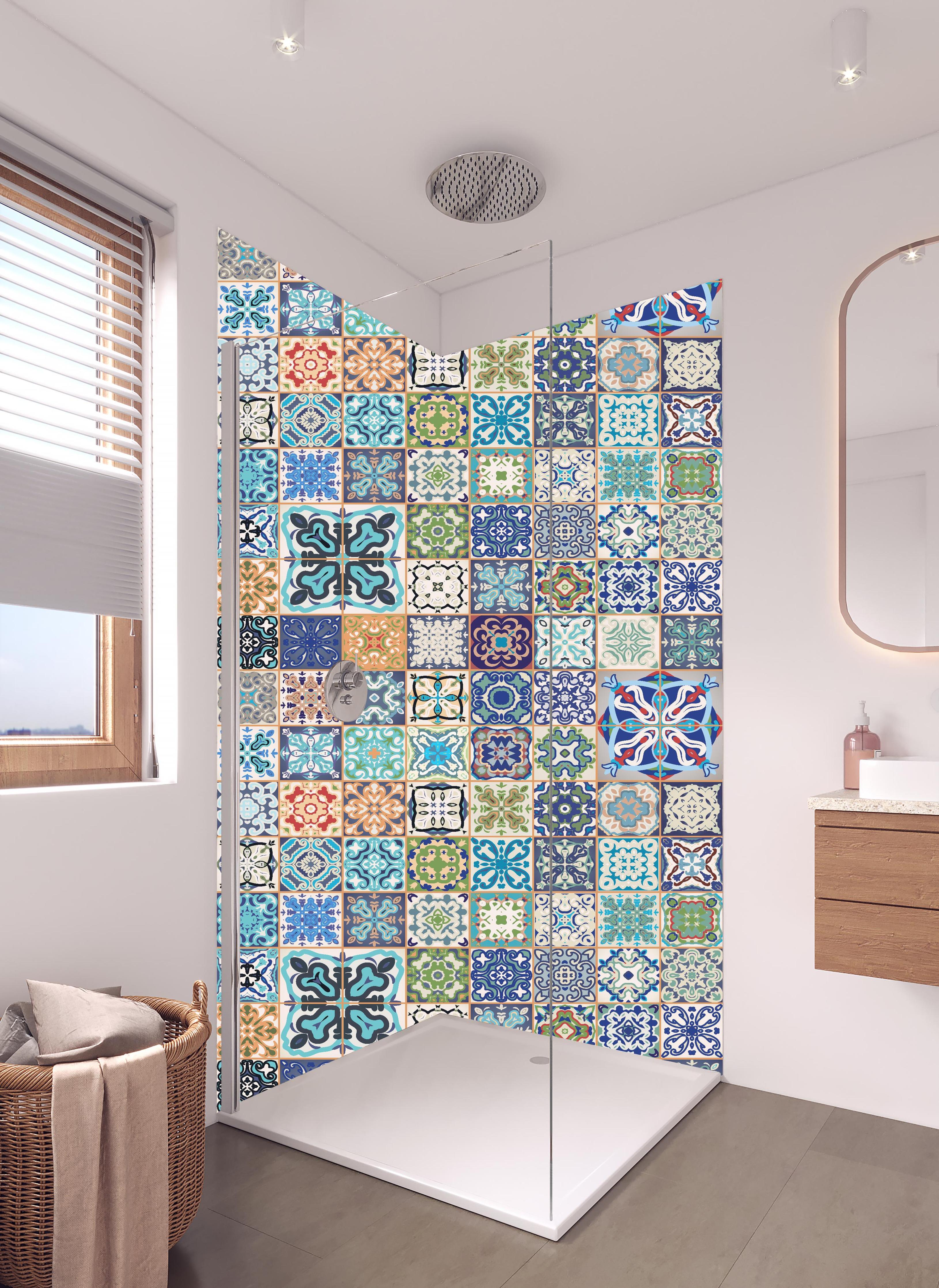 Duschrückwand - Retro Fliesenmuster in lebendigen Farben in hellem Badezimmer mit Regenduschkopf - zweiteilige Eck-Duschrückwand
