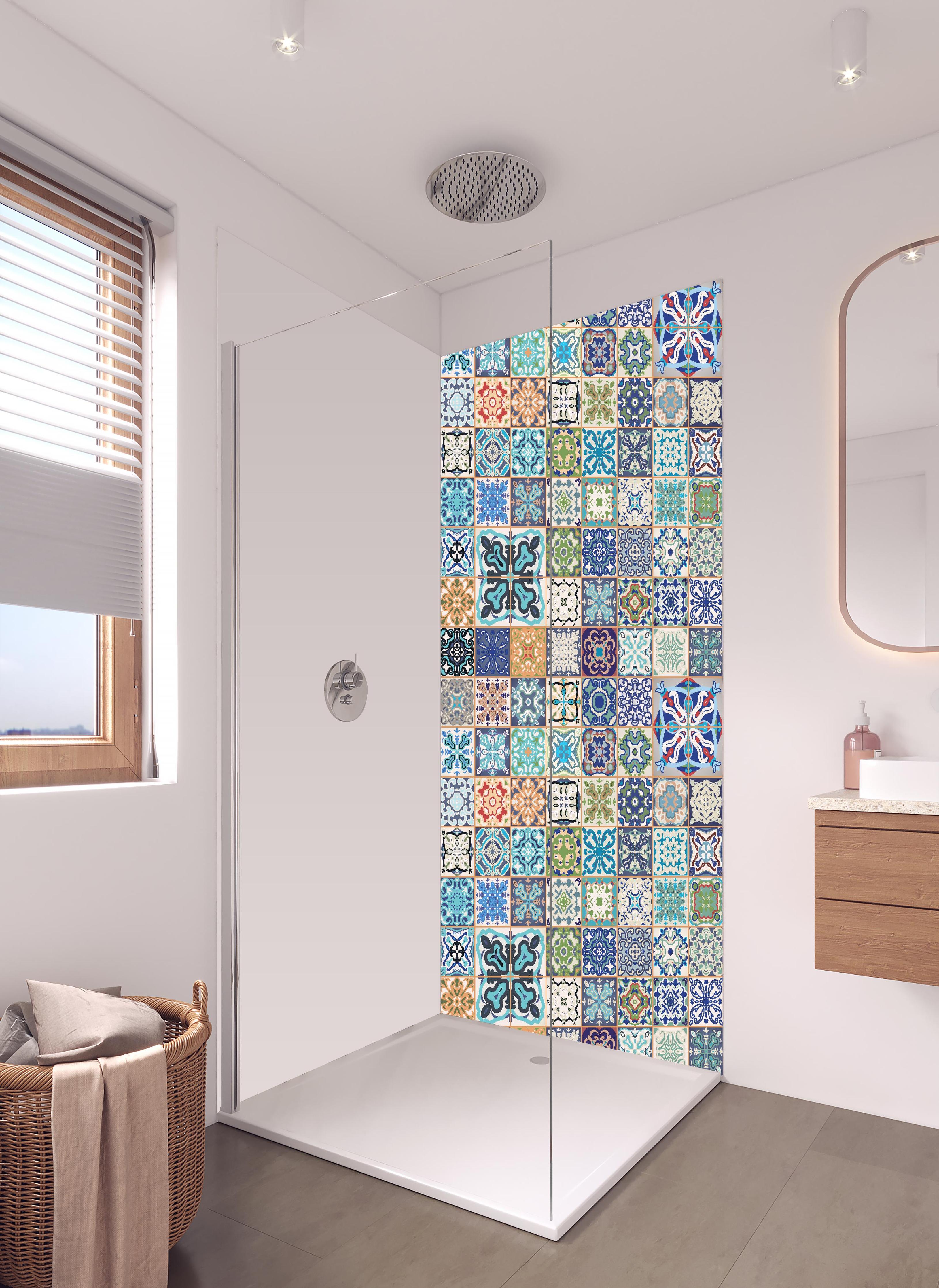 Duschrückwand - Retro Fliesenmuster in lebendigen Farben in hellem Badezimmer mit Regenduschkopf - zweiteilige Eck-Duschrückwand