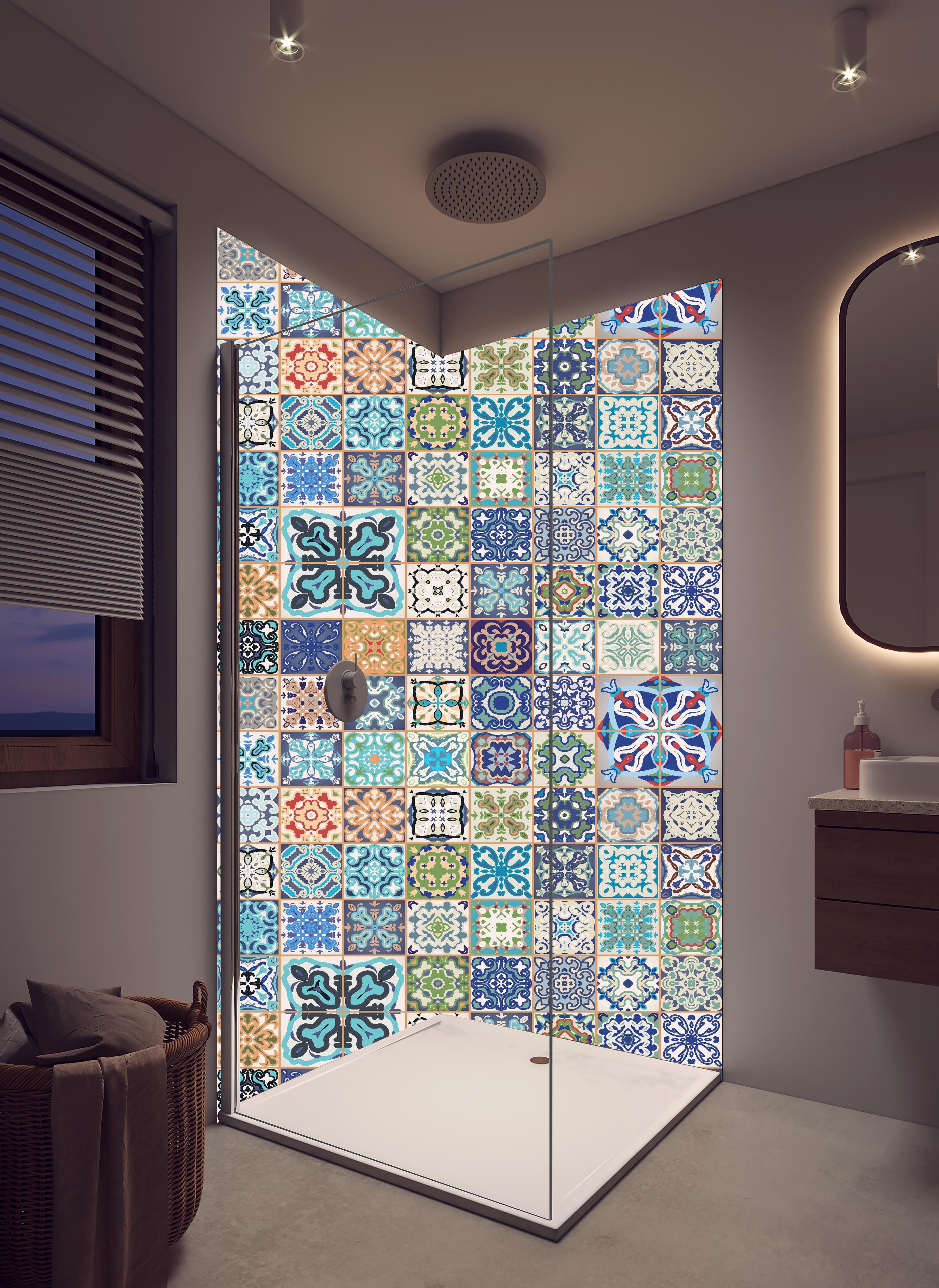 Duschrückwand - Retro Fliesenmuster in lebendigen Farben in hellem Badezimmer mit Regenduschkopf - zweiteilige Eck-Duschrückwand