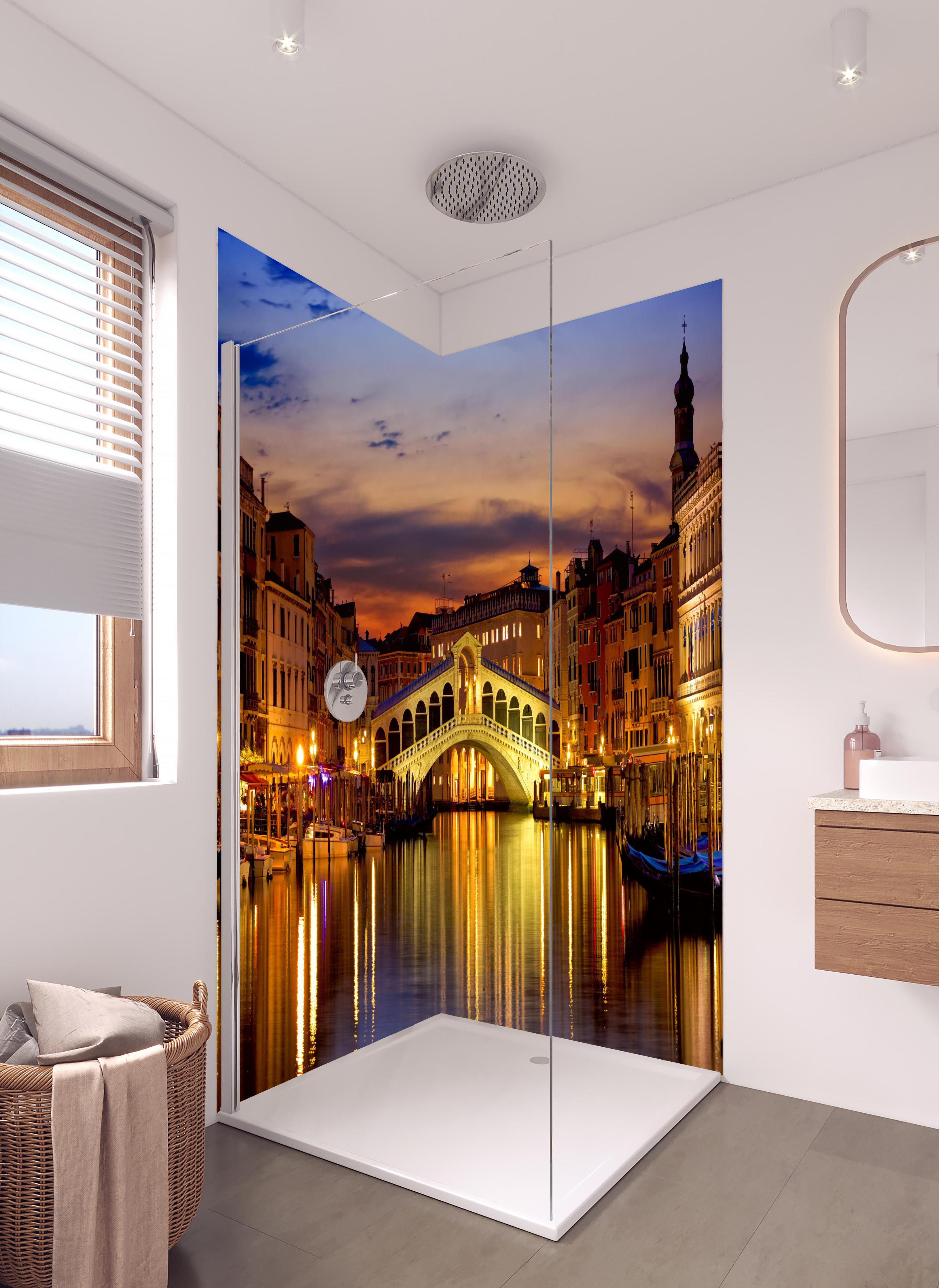 Duschrückwand - Rialtobrücke in Venedig - Dämmerung in hellem Badezimmer mit Regenduschkopf - zweiteilige Eck-Duschrückwand