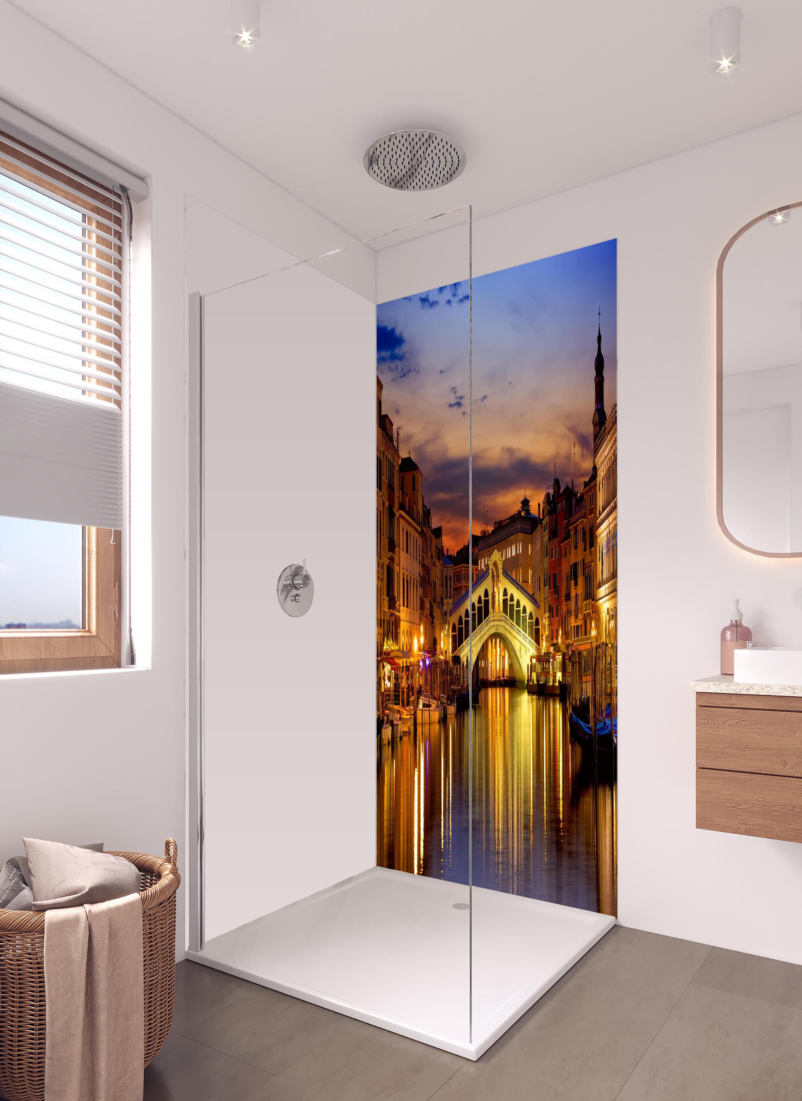 Duschrückwand - Rialtobrücke in Venedig - Dämmerung in hellem Badezimmer mit Regenduschkopf - zweiteilige Eck-Duschrückwand