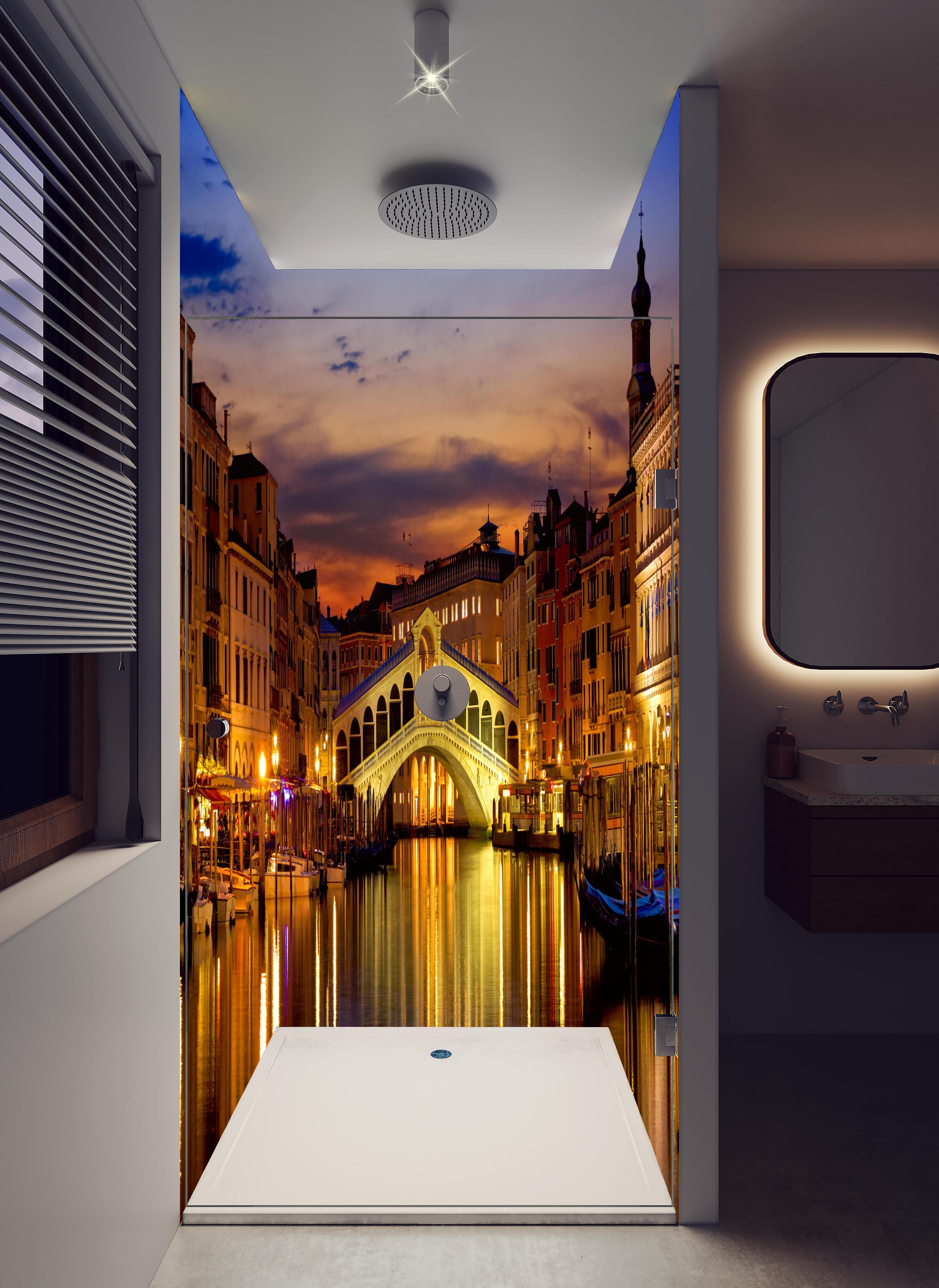 Duschrückwand - Rialtobrücke in Venedig - Dämmerung in hellem Badezimmer mit Regenduschkopf - zweiteilige Eck-Duschrückwand