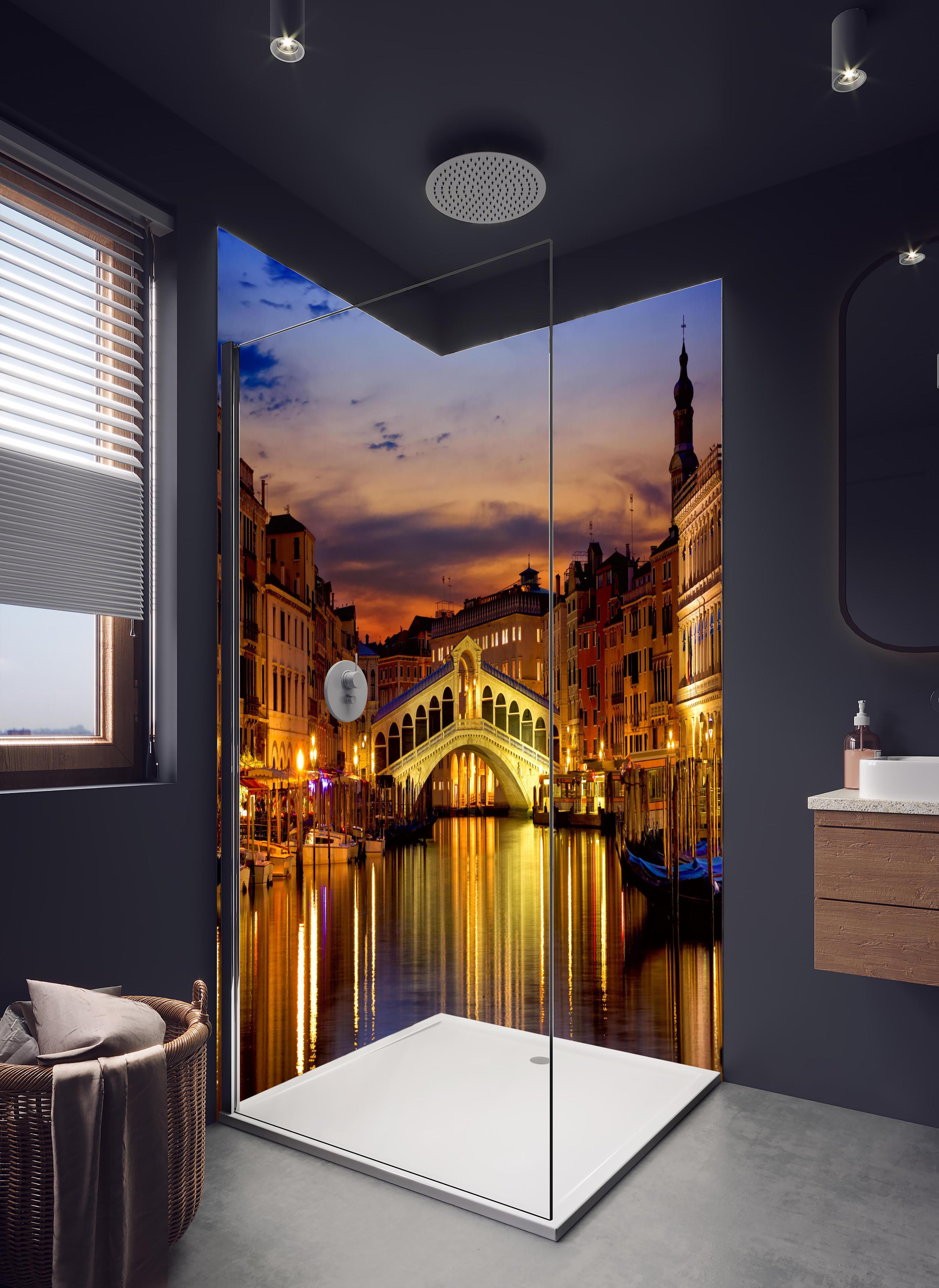 Duschrückwand - Rialtobrücke in Venedig - Dämmerung in hellem Badezimmer mit Regenduschkopf - zweiteilige Eck-Duschrückwand