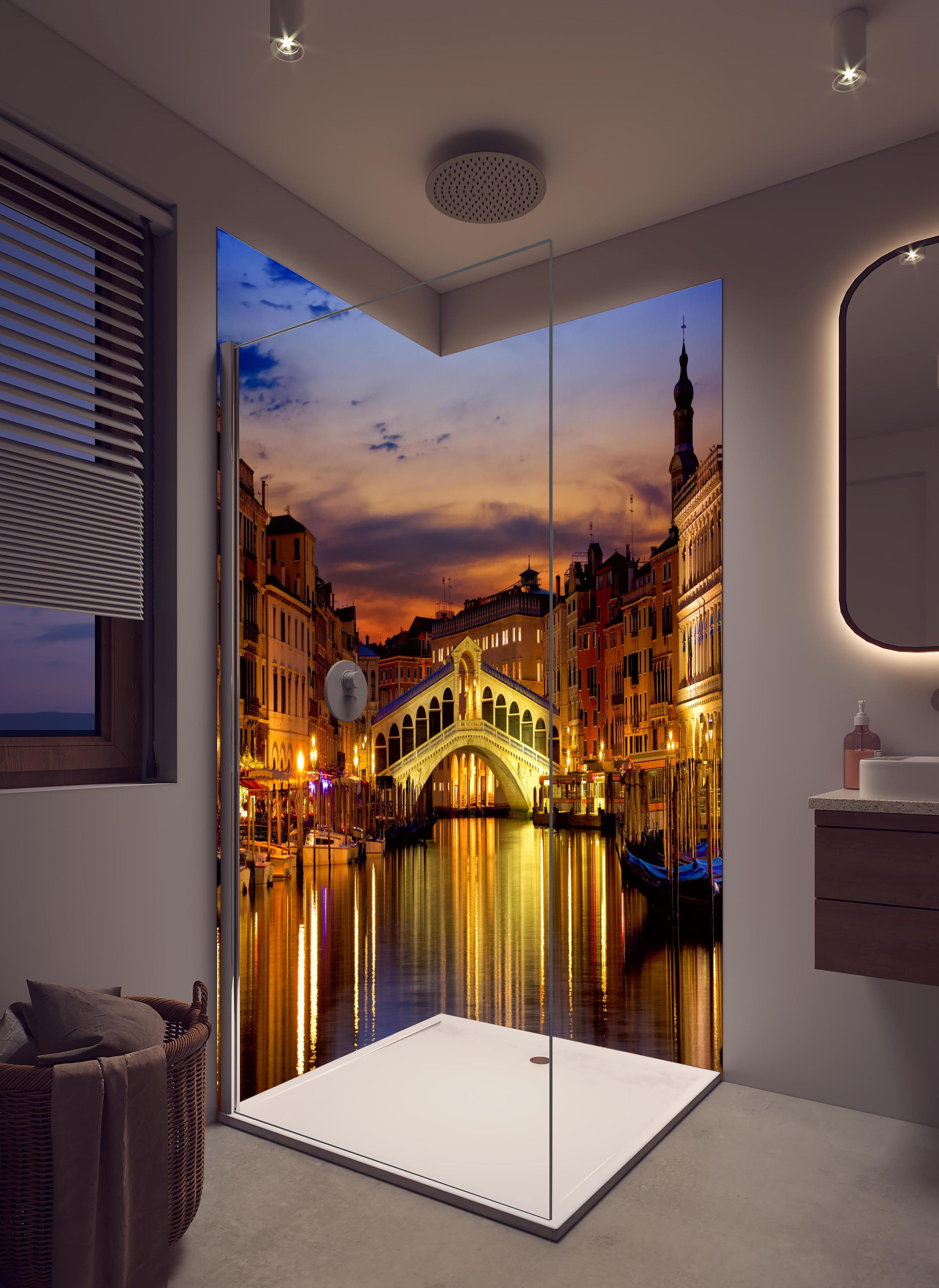 Duschrückwand - Rialtobrücke in Venedig - Dämmerung in hellem Badezimmer mit Regenduschkopf - zweiteilige Eck-Duschrückwand