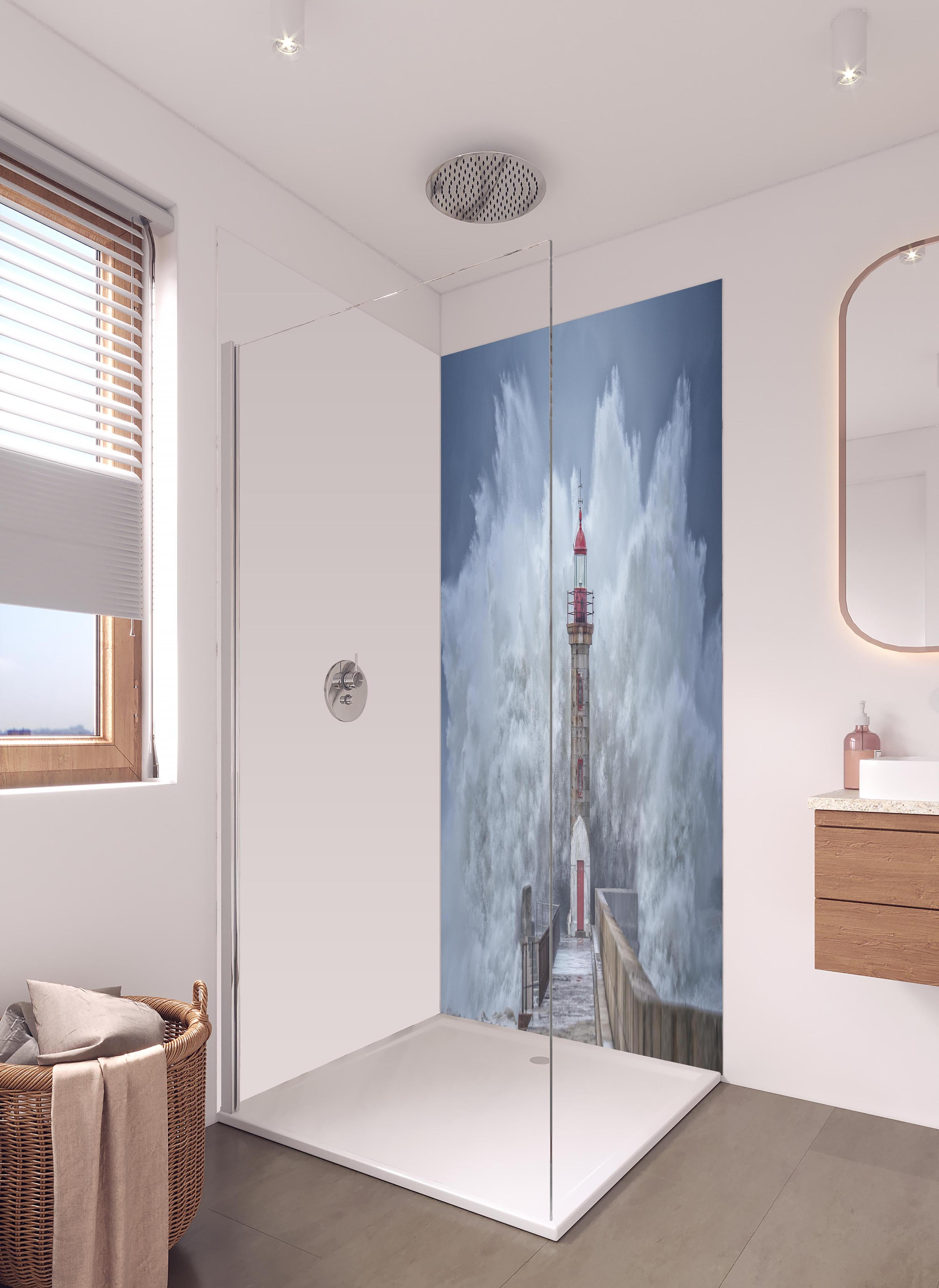 Duschrückwand - Riesenwelle trifft auf Leuchtturn in hellem Badezimmer mit Regenduschkopf - zweiteilige Eck-Duschrückwand
