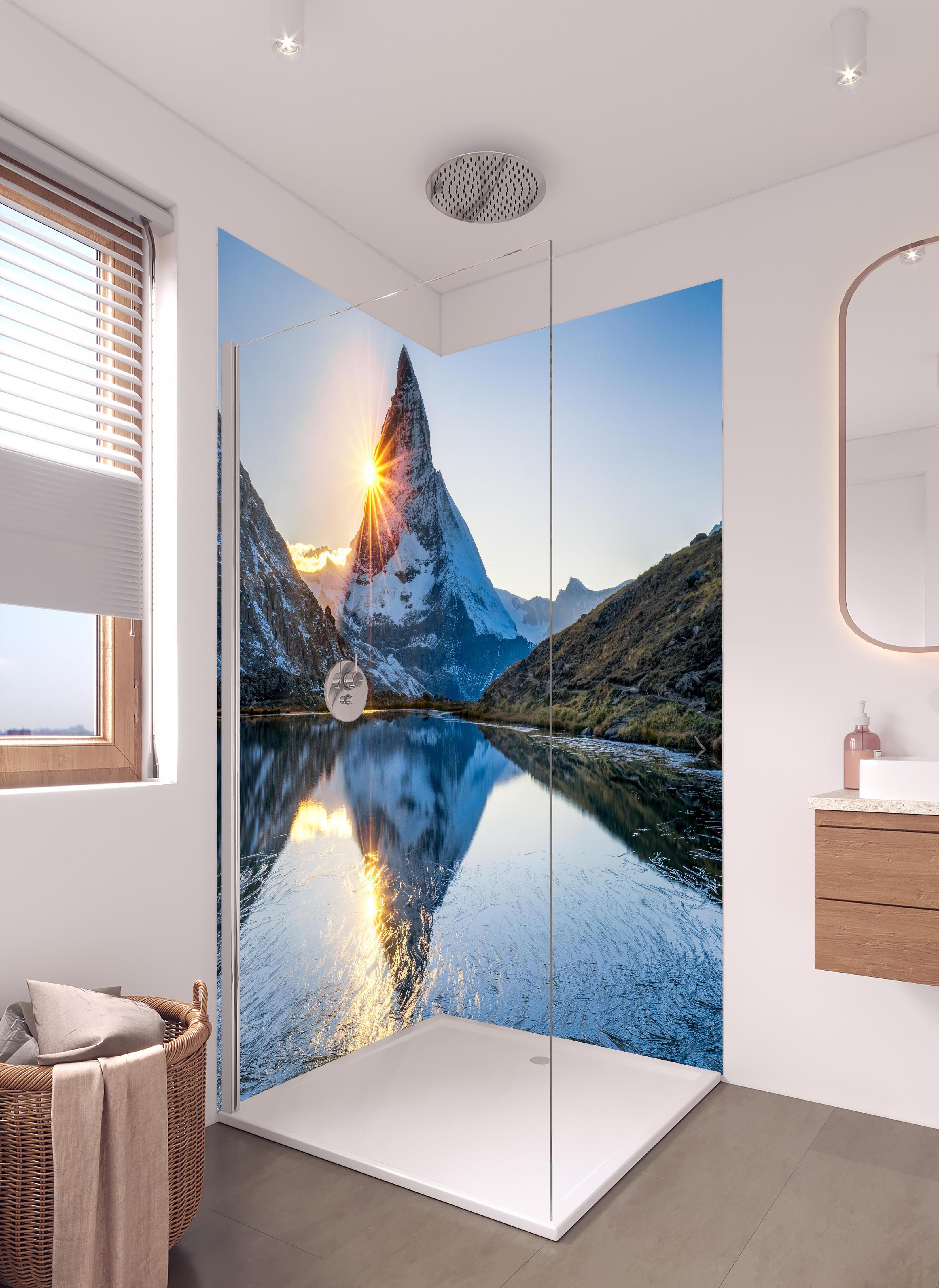 Duschrückwand - Riffelsee und Matterhorn in den Alpen in hellem Badezimmer mit Regenduschkopf - zweiteilige Eck-Duschrückwand