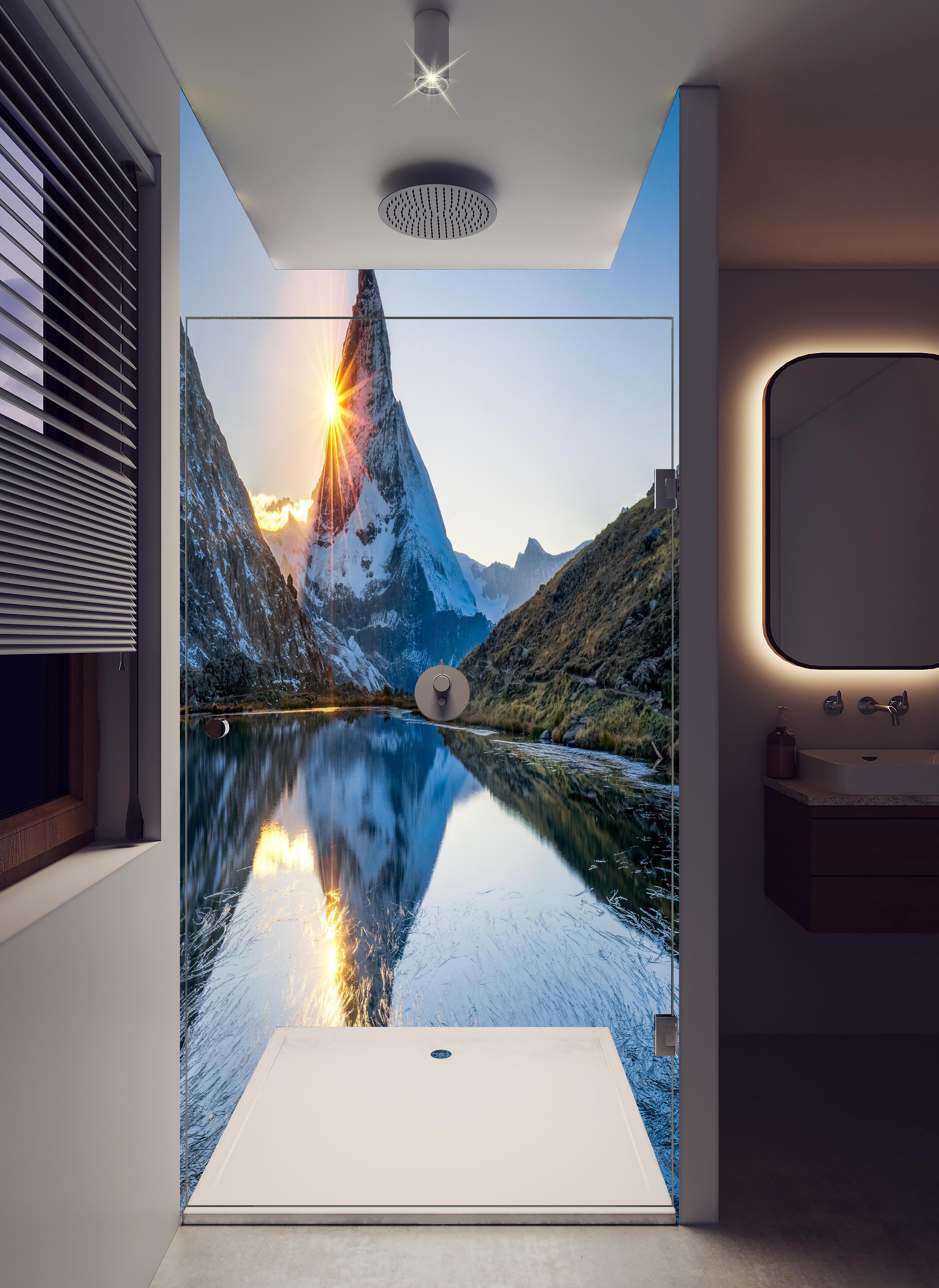 Duschrückwand - Riffelsee und Matterhorn in den Alpen in hellem Badezimmer mit Regenduschkopf - zweiteilige Eck-Duschrückwand