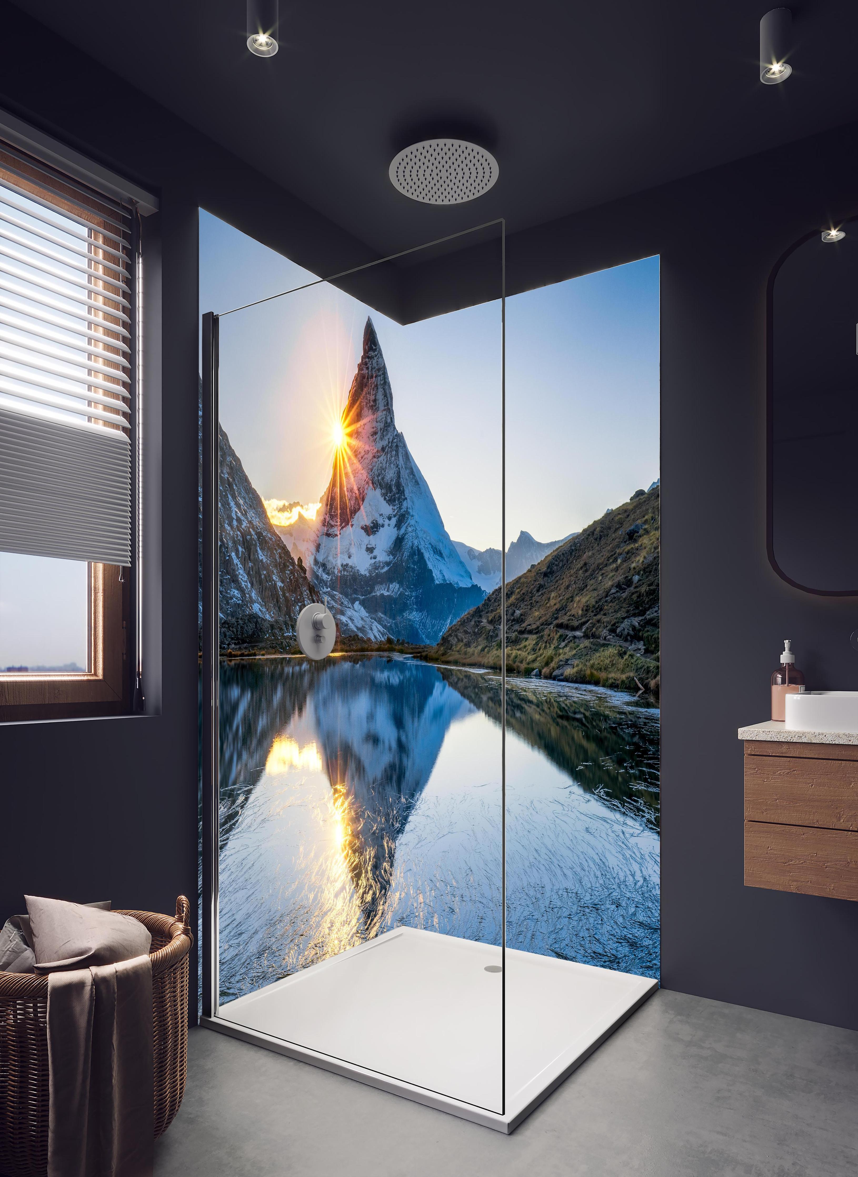 Duschrückwand - Riffelsee und Matterhorn in den Alpen in hellem Badezimmer mit Regenduschkopf - zweiteilige Eck-Duschrückwand