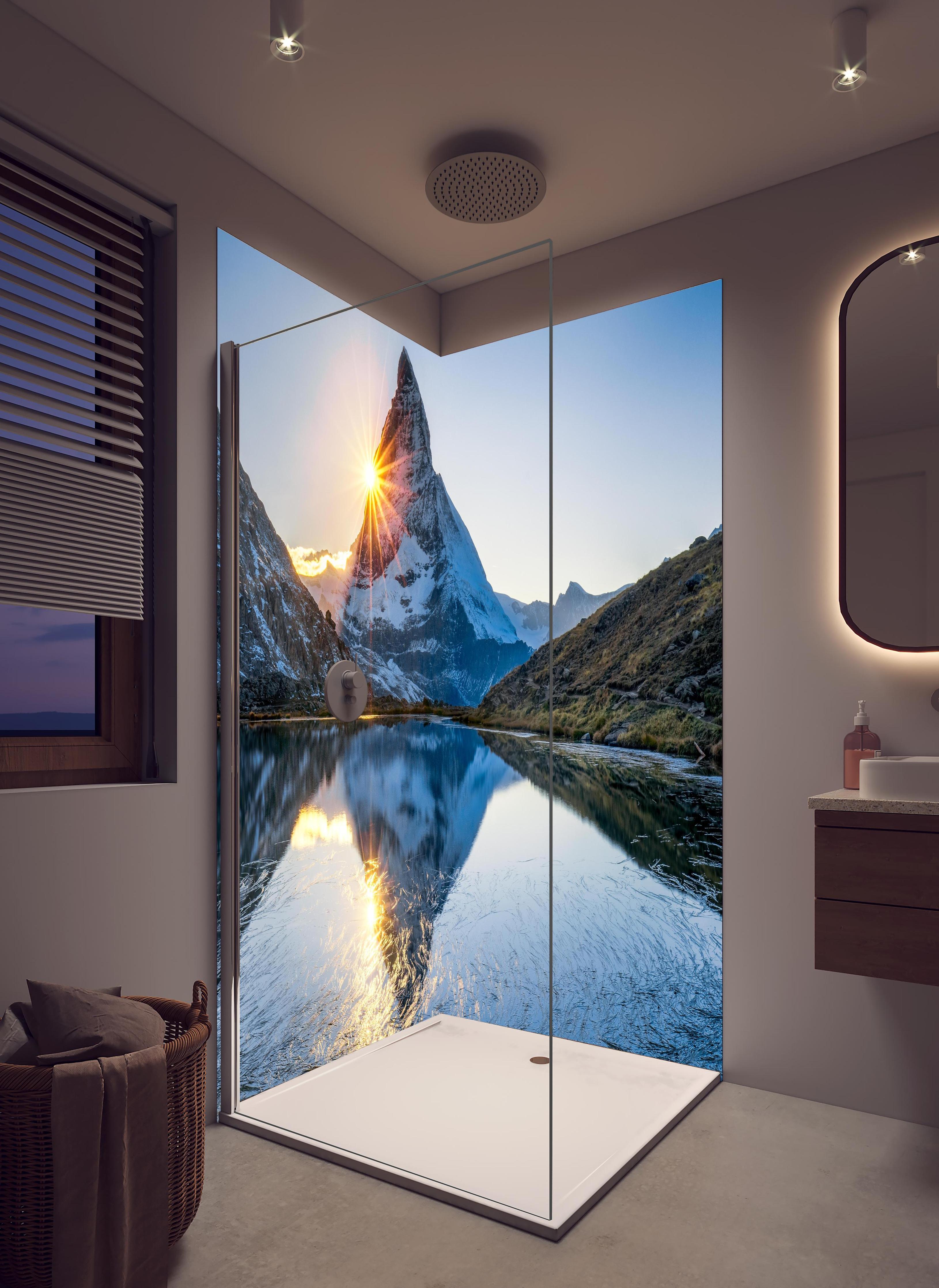 Duschrückwand - Riffelsee und Matterhorn in den Alpen in hellem Badezimmer mit Regenduschkopf - zweiteilige Eck-Duschrückwand