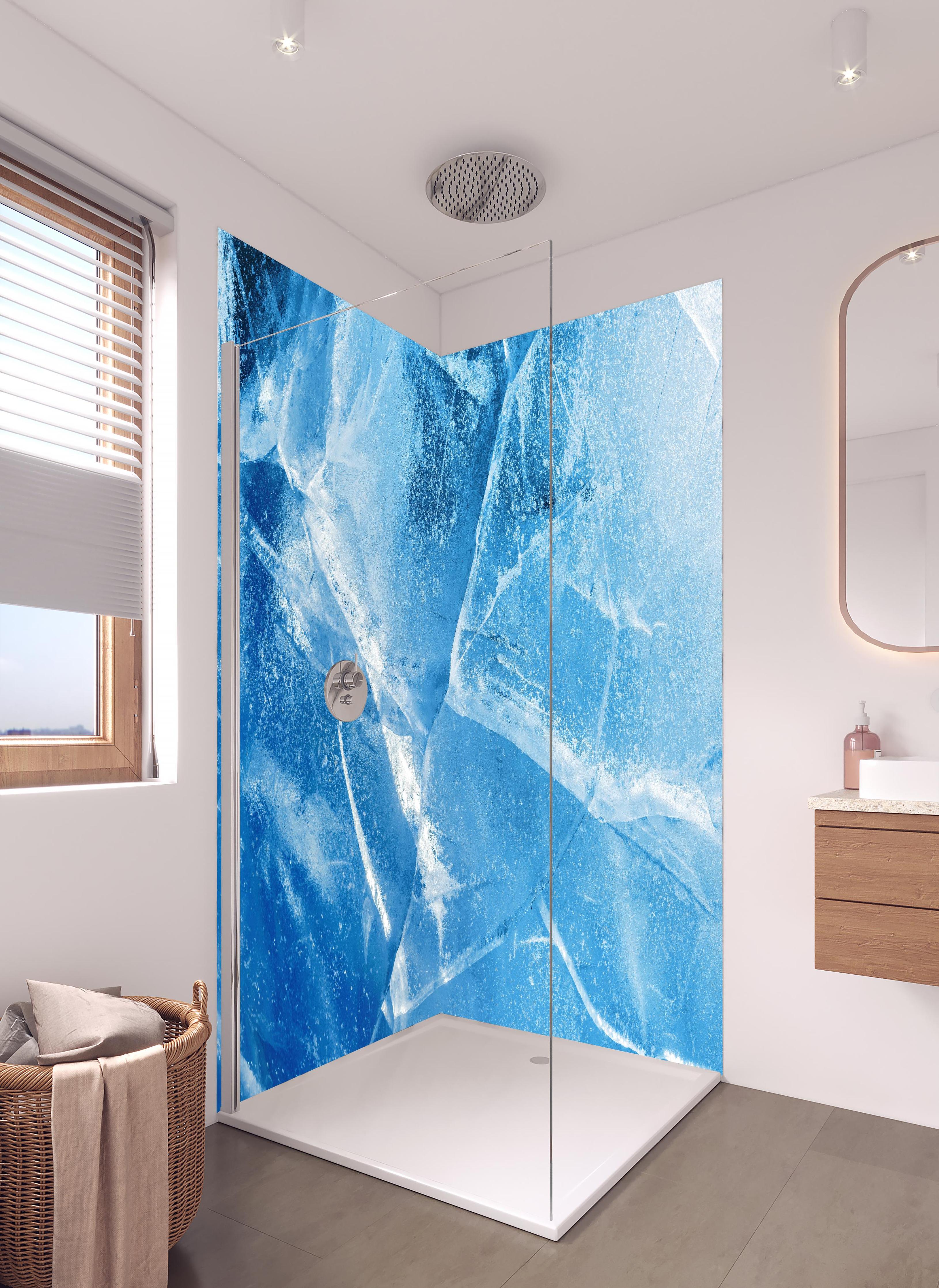 Duschrückwand - Rissiger Eisblock in hellem Badezimmer mit Regenduschkopf - zweiteilige Eck-Duschrückwand