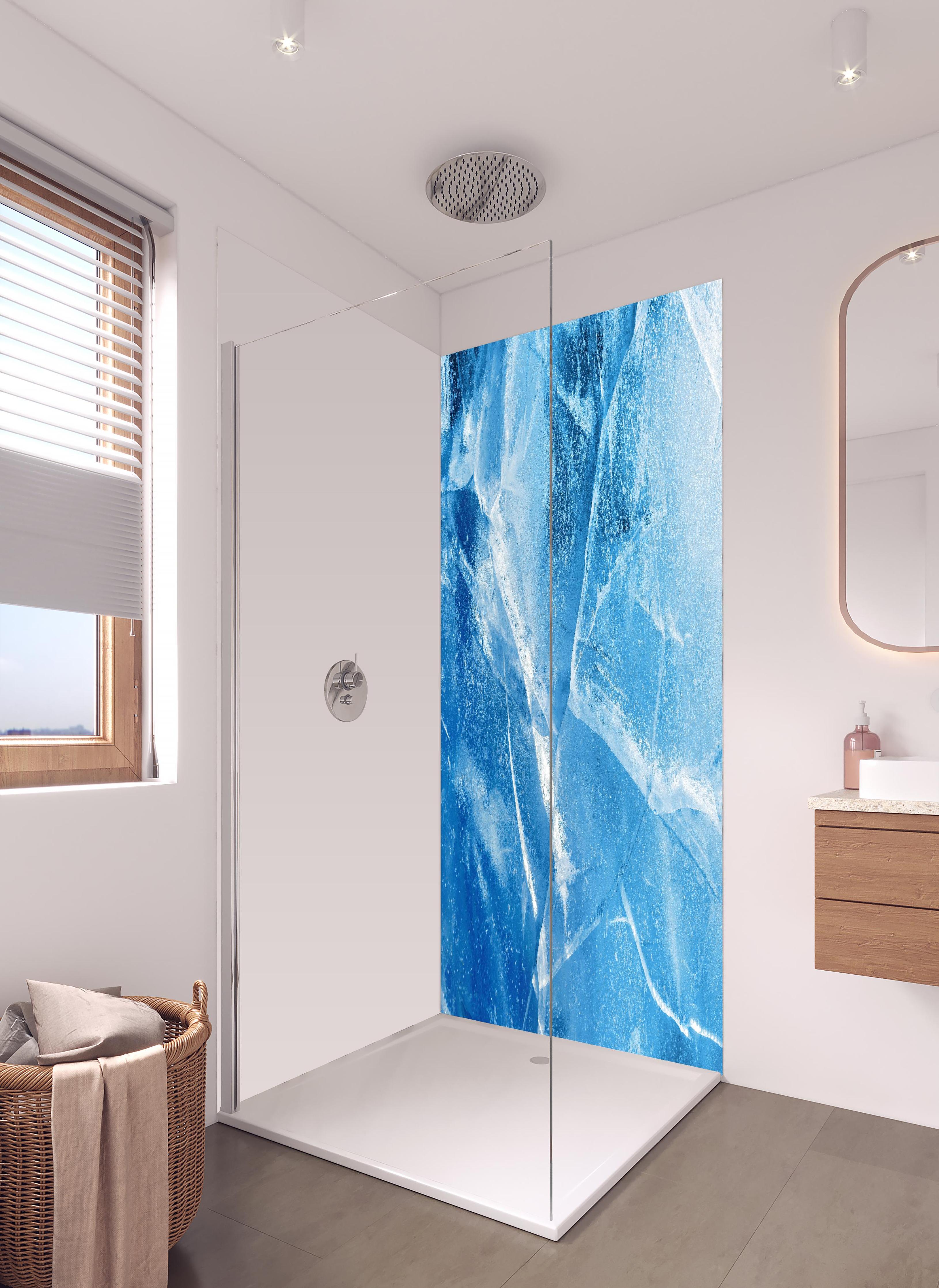 Duschrückwand - Rissiger Eisblock in hellem Badezimmer mit Regenduschkopf - zweiteilige Eck-Duschrückwand