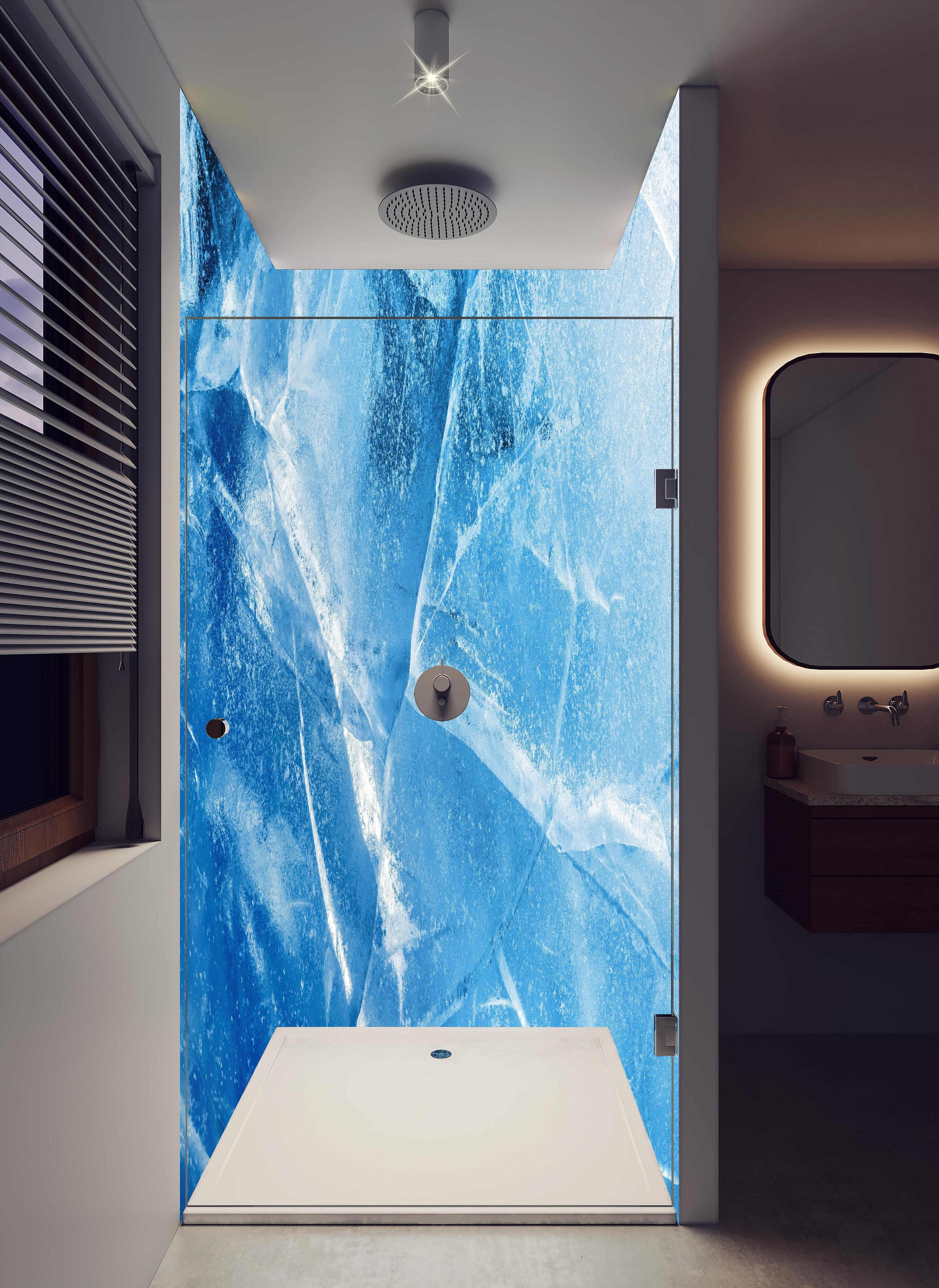 Duschrückwand - Rissiger Eisblock in hellem Badezimmer mit Regenduschkopf - zweiteilige Eck-Duschrückwand