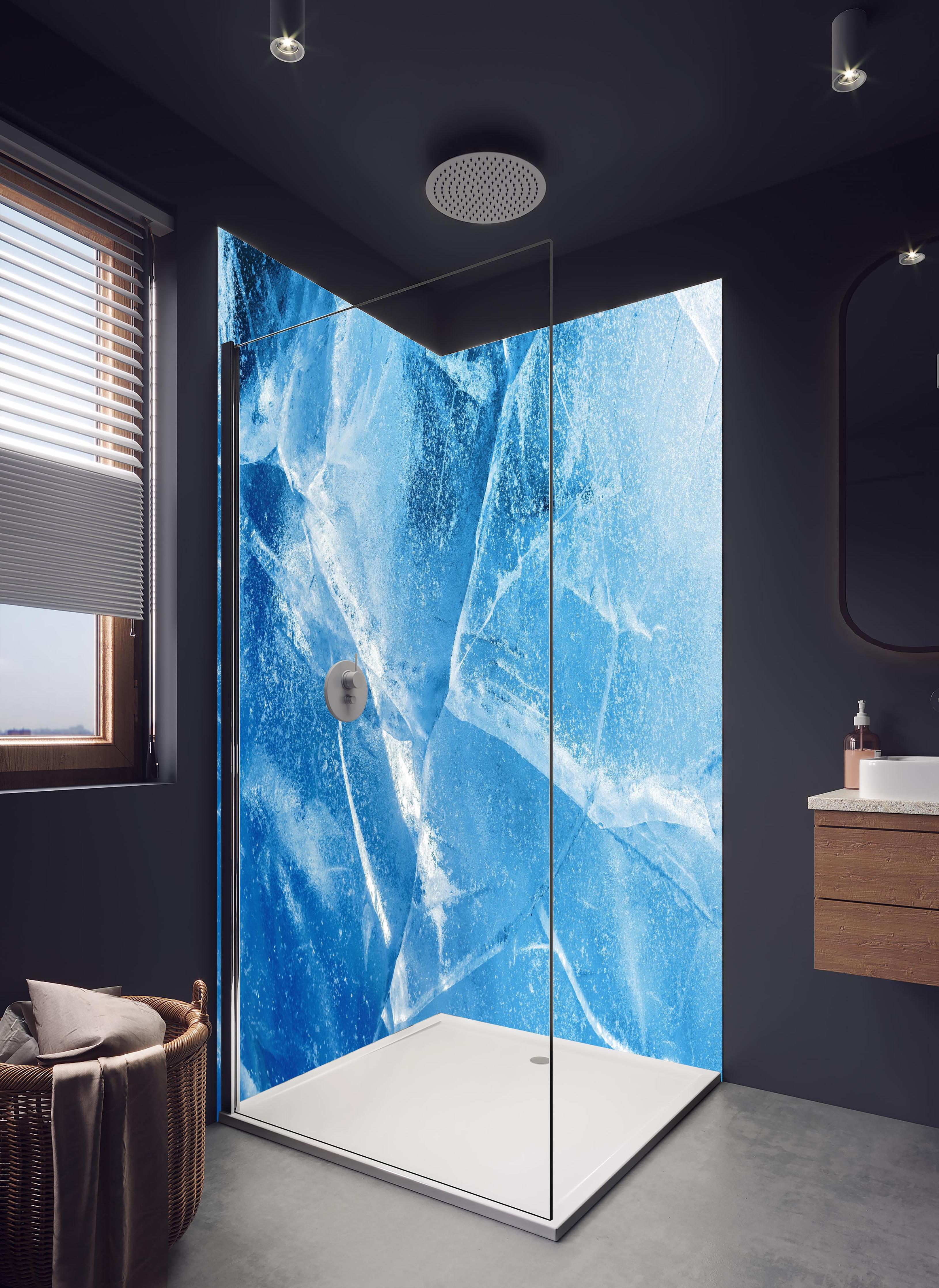 Duschrückwand - Rissiger Eisblock in hellem Badezimmer mit Regenduschkopf - zweiteilige Eck-Duschrückwand