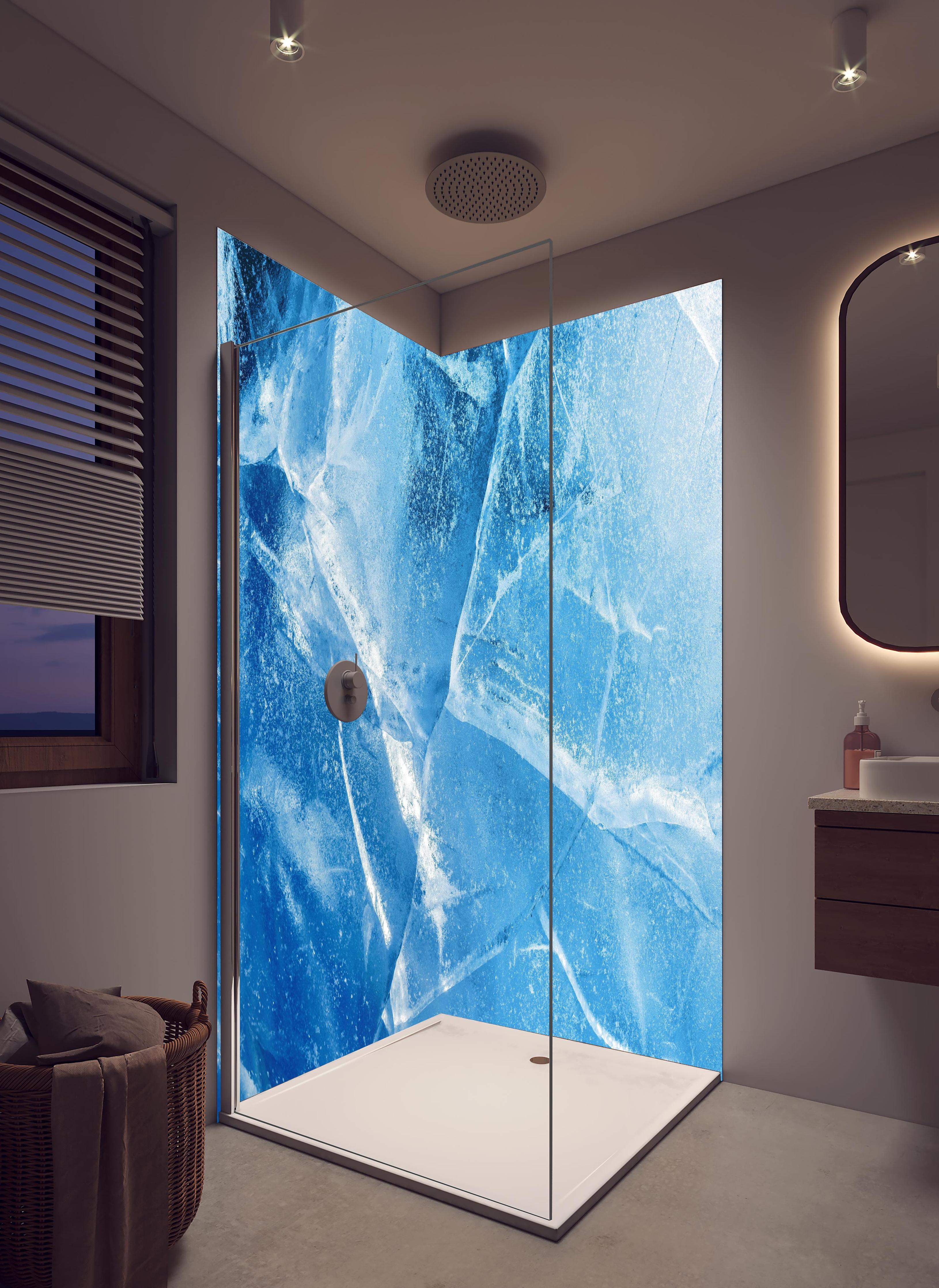 Duschrückwand - Rissiger Eisblock in hellem Badezimmer mit Regenduschkopf - zweiteilige Eck-Duschrückwand