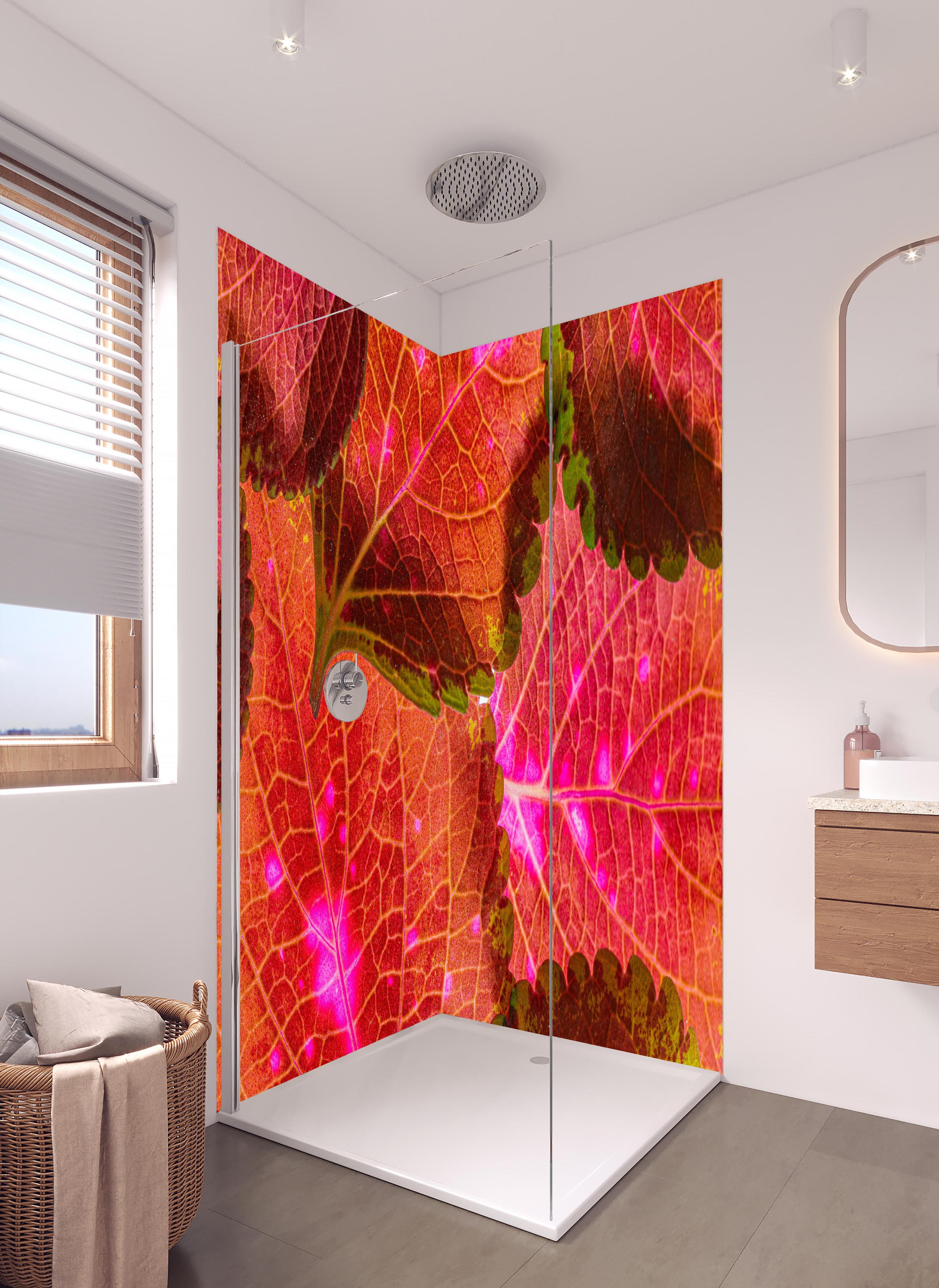 Duschrückwand - Rötliche Blätter im Detail in hellem Badezimmer mit Regenduschkopf - zweiteilige Eck-Duschrückwand
