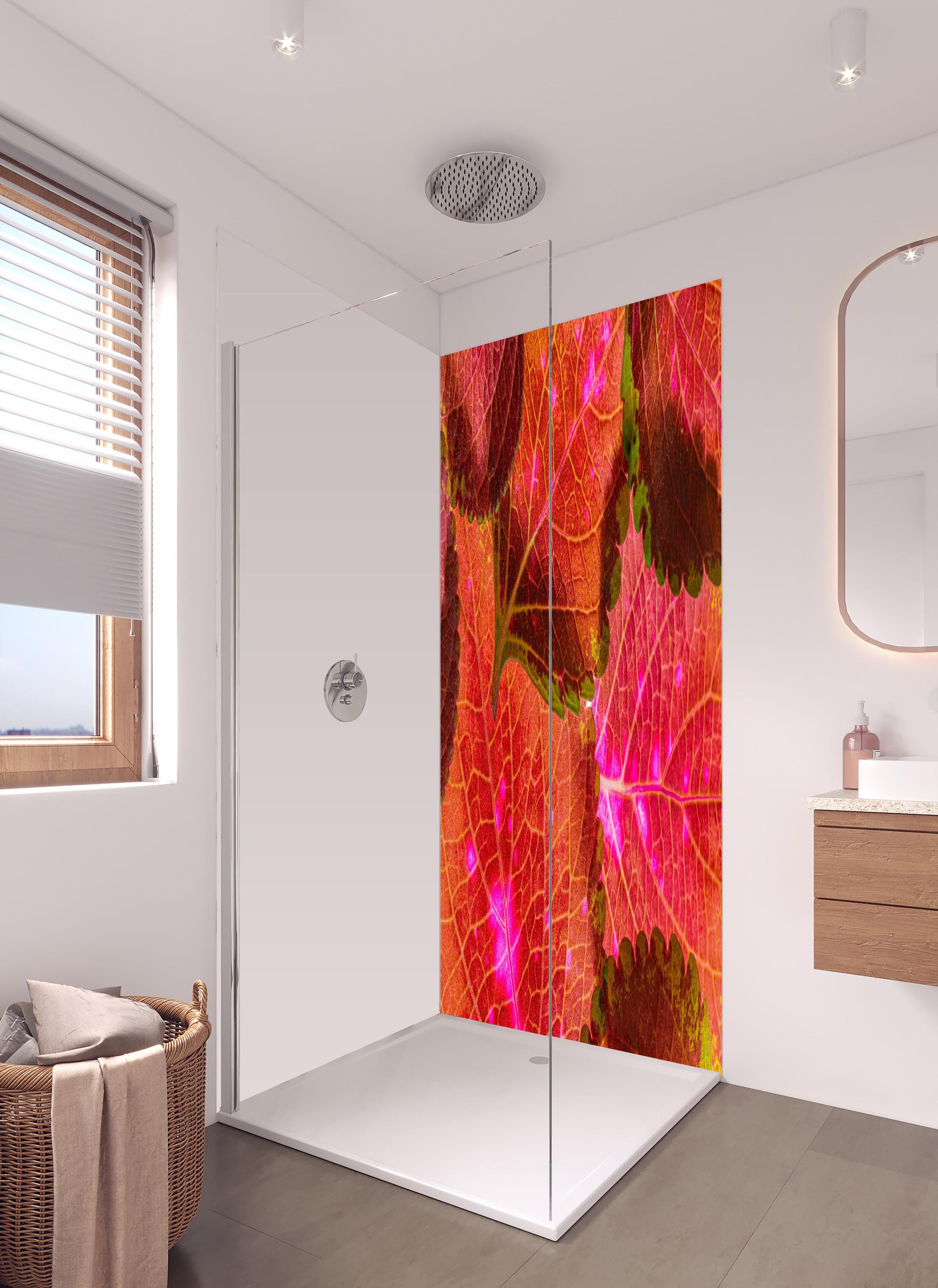 Duschrückwand - Rötliche Blätter im Detail in hellem Badezimmer mit Regenduschkopf - zweiteilige Eck-Duschrückwand