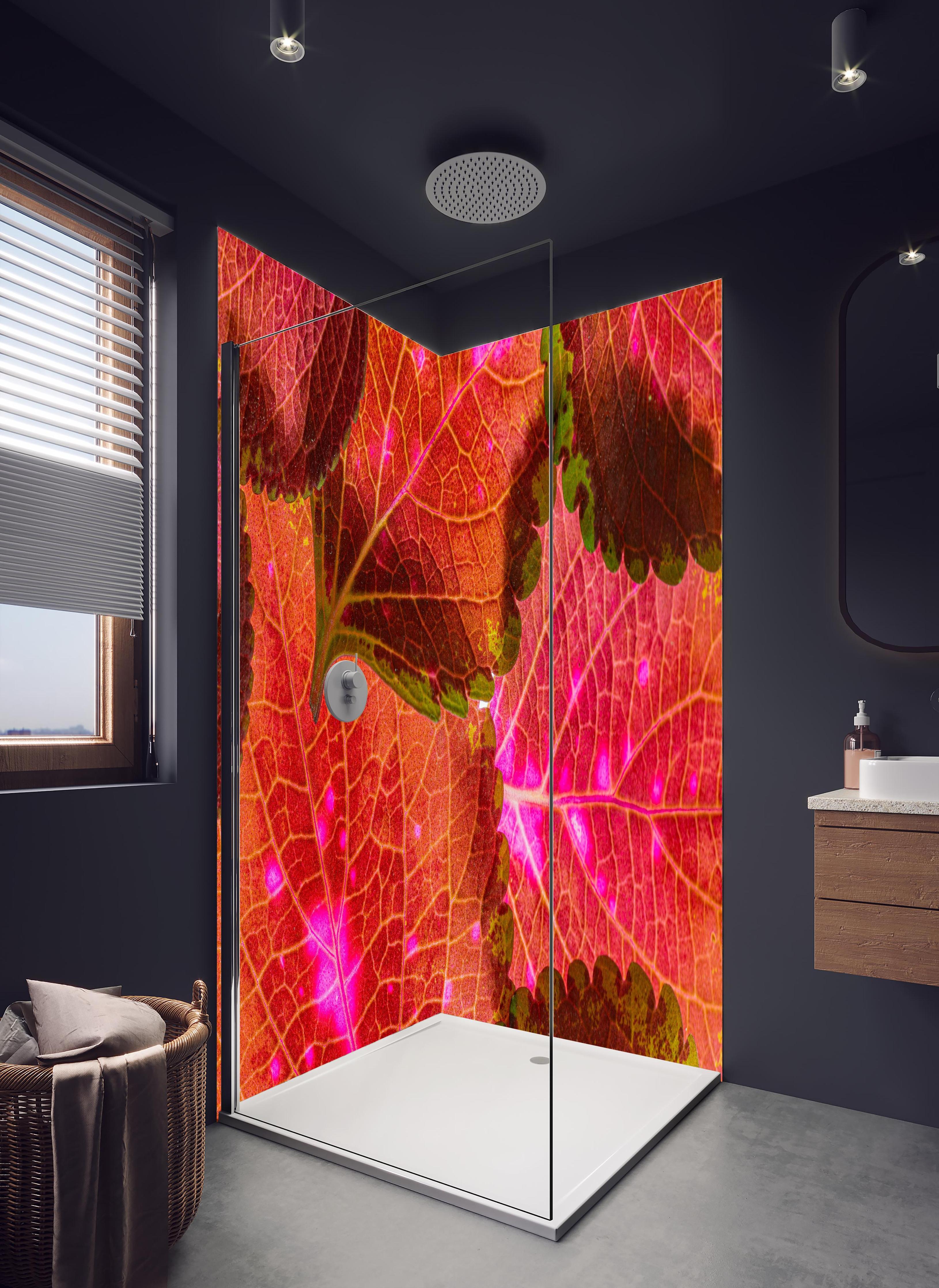 Duschrückwand - Rötliche Blätter im Detail in hellem Badezimmer mit Regenduschkopf - zweiteilige Eck-Duschrückwand