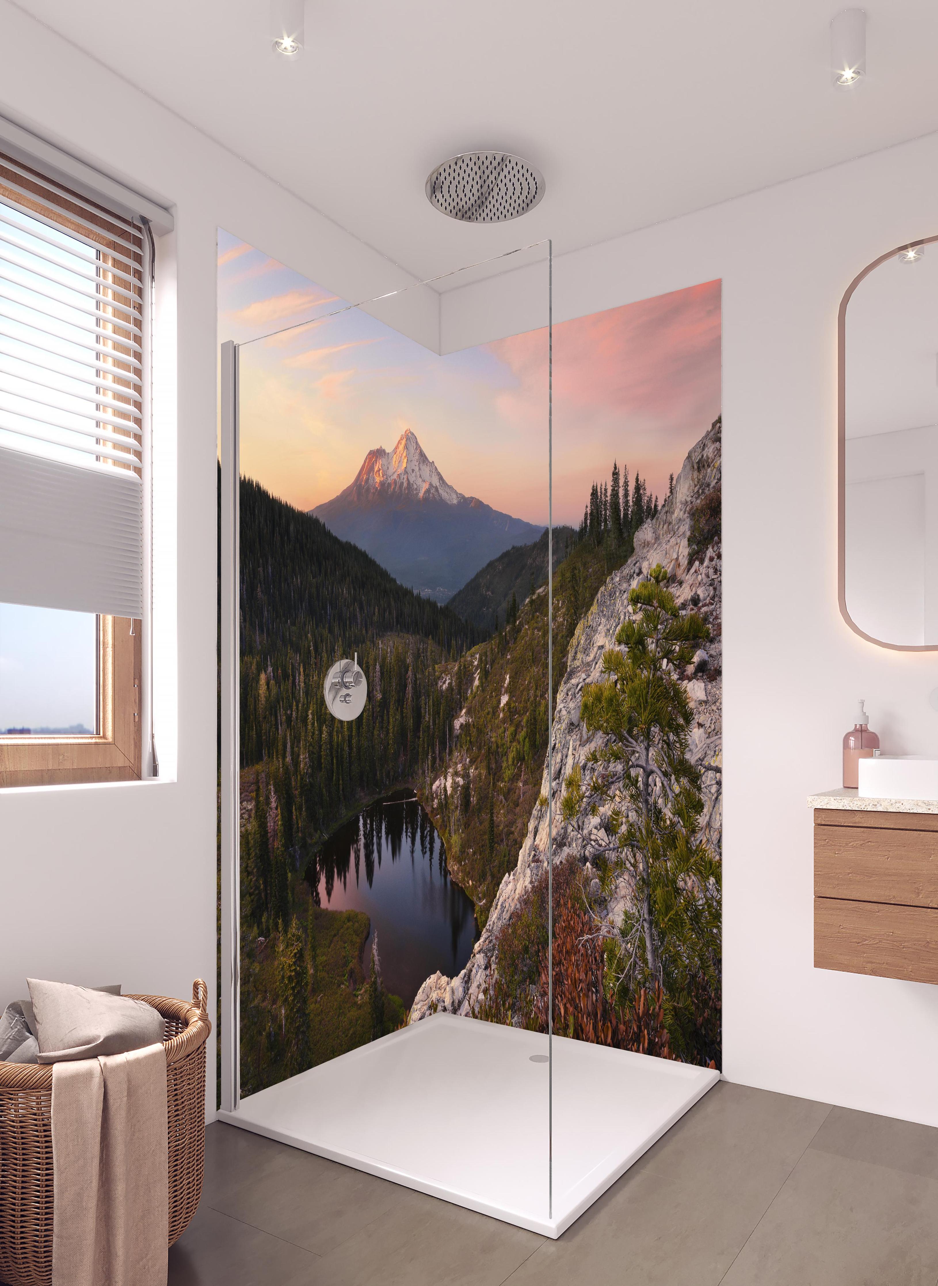 Duschrückwand - Romantische Bergsee-Landschaft im Abendlicht in hellem Badezimmer mit Regenduschkopf - zweiteilige Eck-Duschrückwand