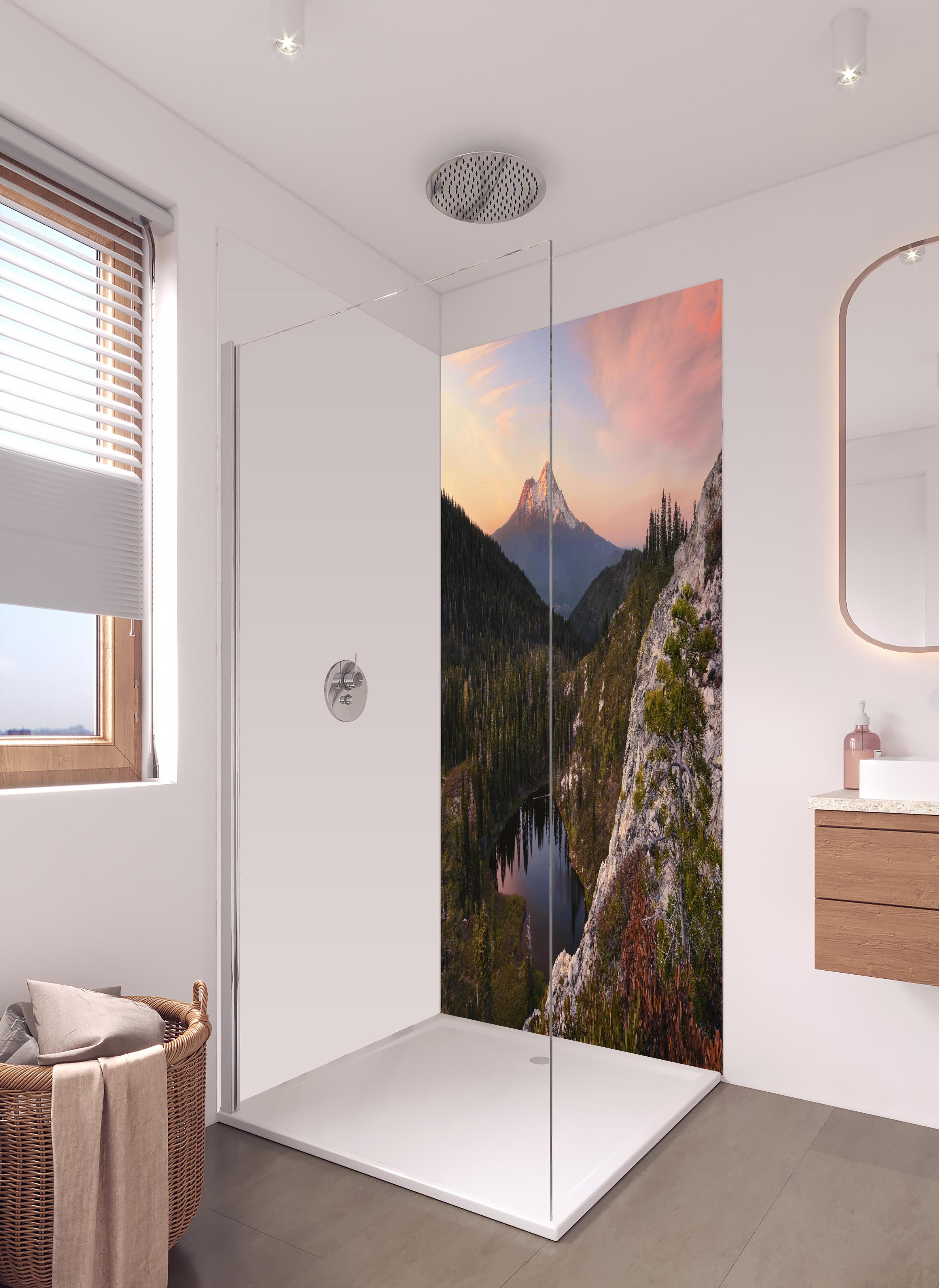 Duschrückwand - Romantische Bergsee-Landschaft im Abendlicht in hellem Badezimmer mit Regenduschkopf - zweiteilige Eck-Duschrückwand