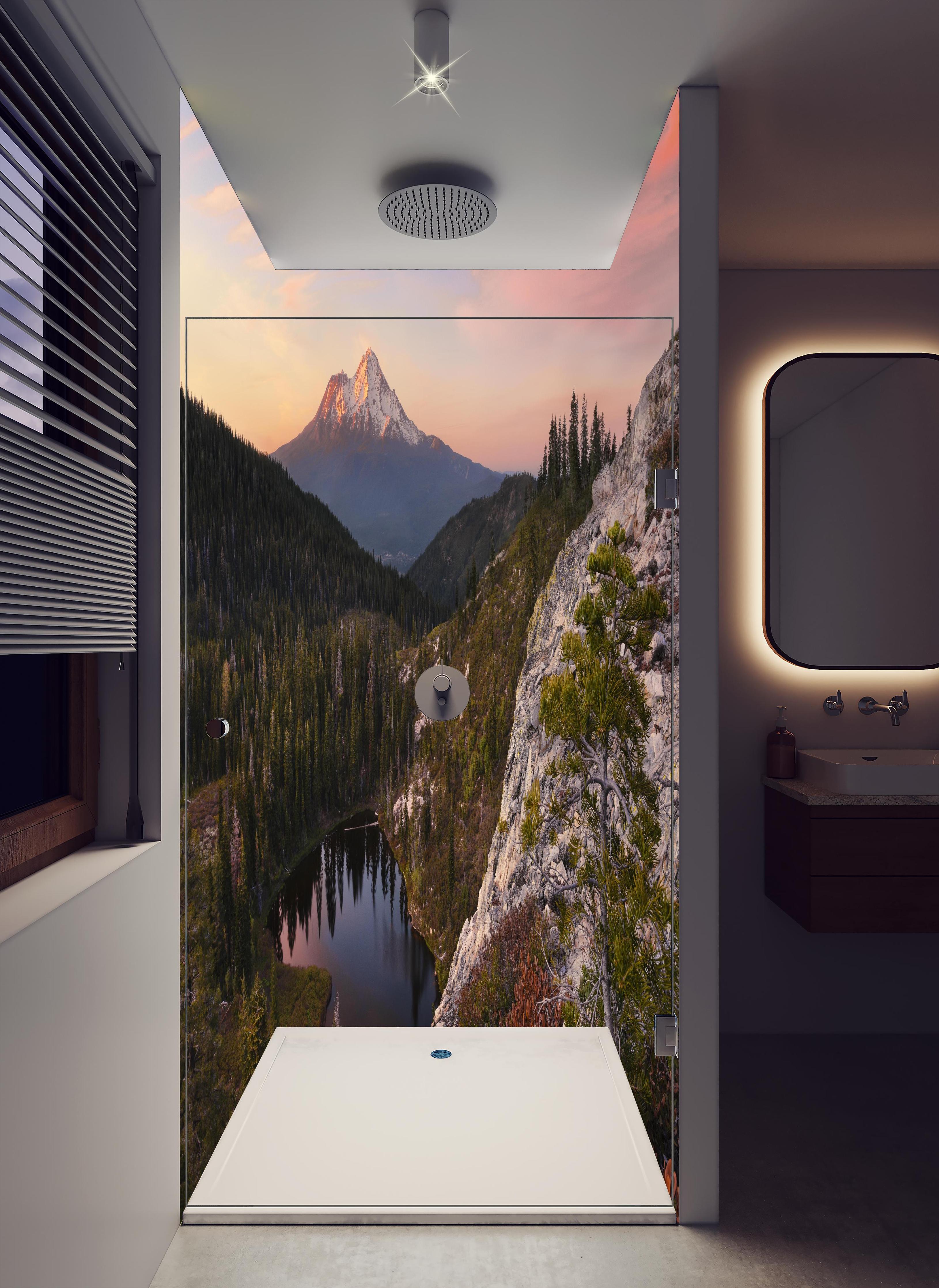 Duschrückwand - Romantische Bergsee-Landschaft im Abendlicht in hellem Badezimmer mit Regenduschkopf - zweiteilige Eck-Duschrückwand