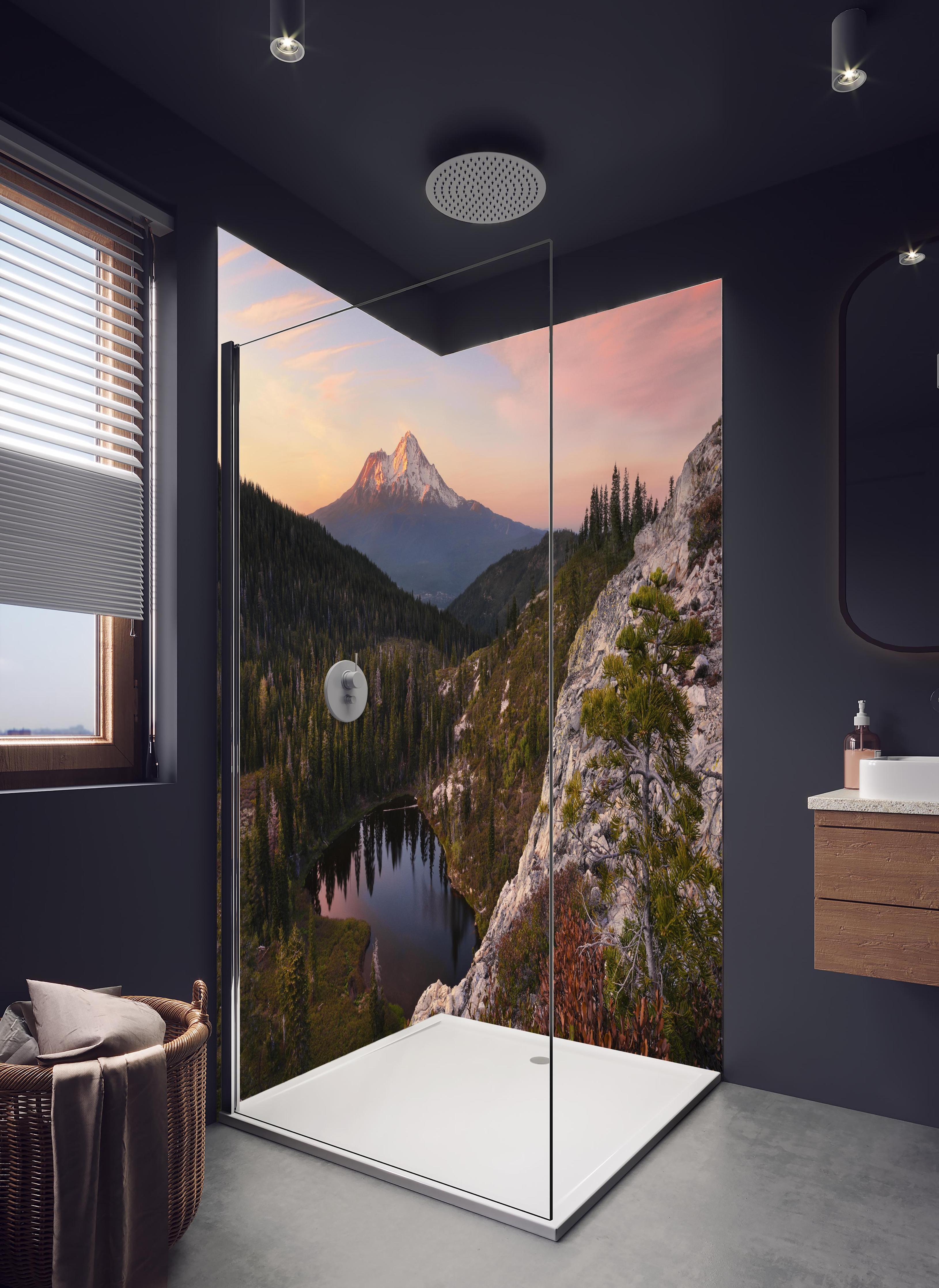Duschrückwand - Romantische Bergsee-Landschaft im Abendlicht in hellem Badezimmer mit Regenduschkopf - zweiteilige Eck-Duschrückwand