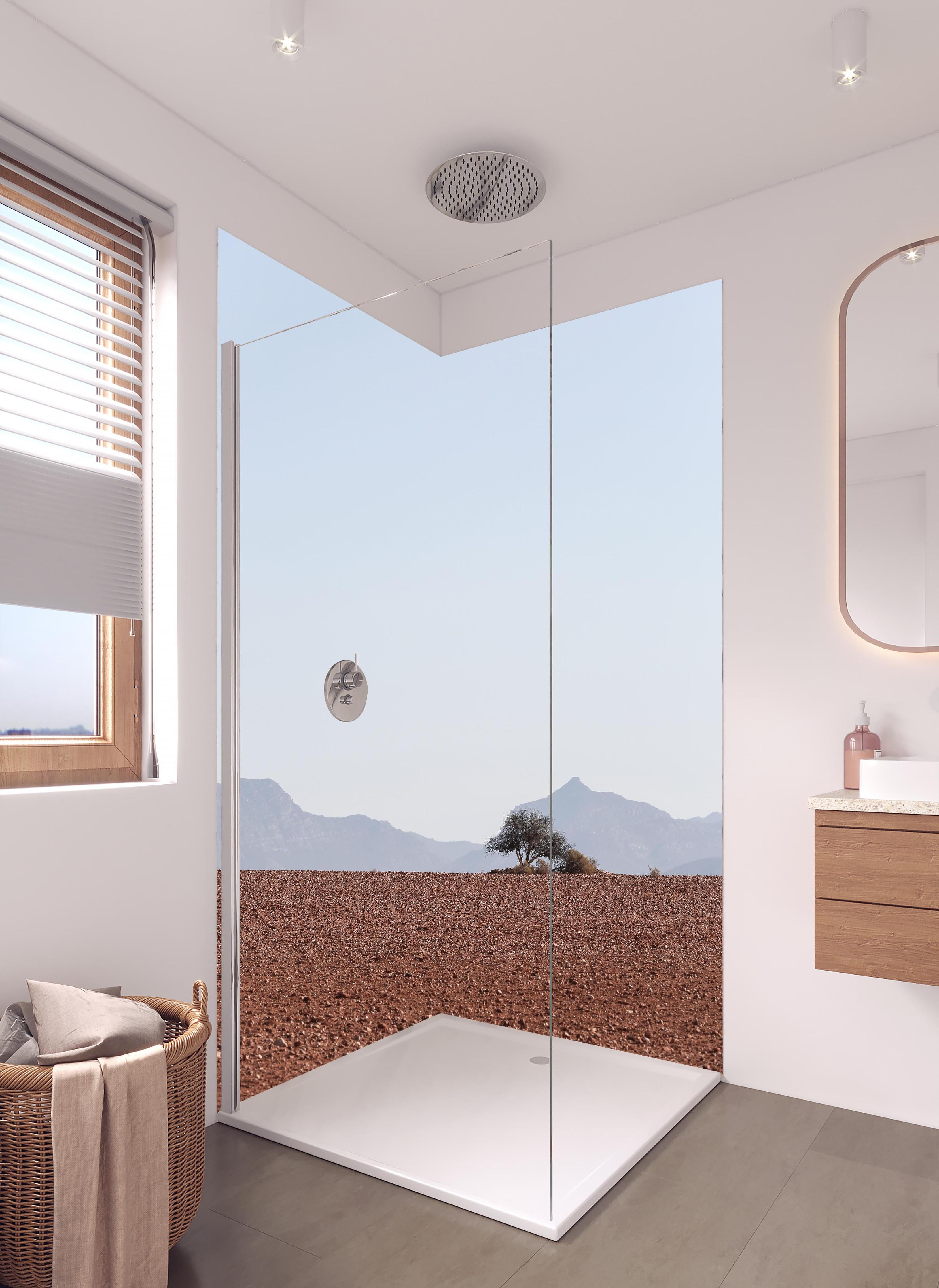 Duschrückwand - Rote Wüstenlandschaft mit klarem Himmelsblick in hellem Badezimmer mit Regenduschkopf - zweiteilige Eck-Duschrückwand