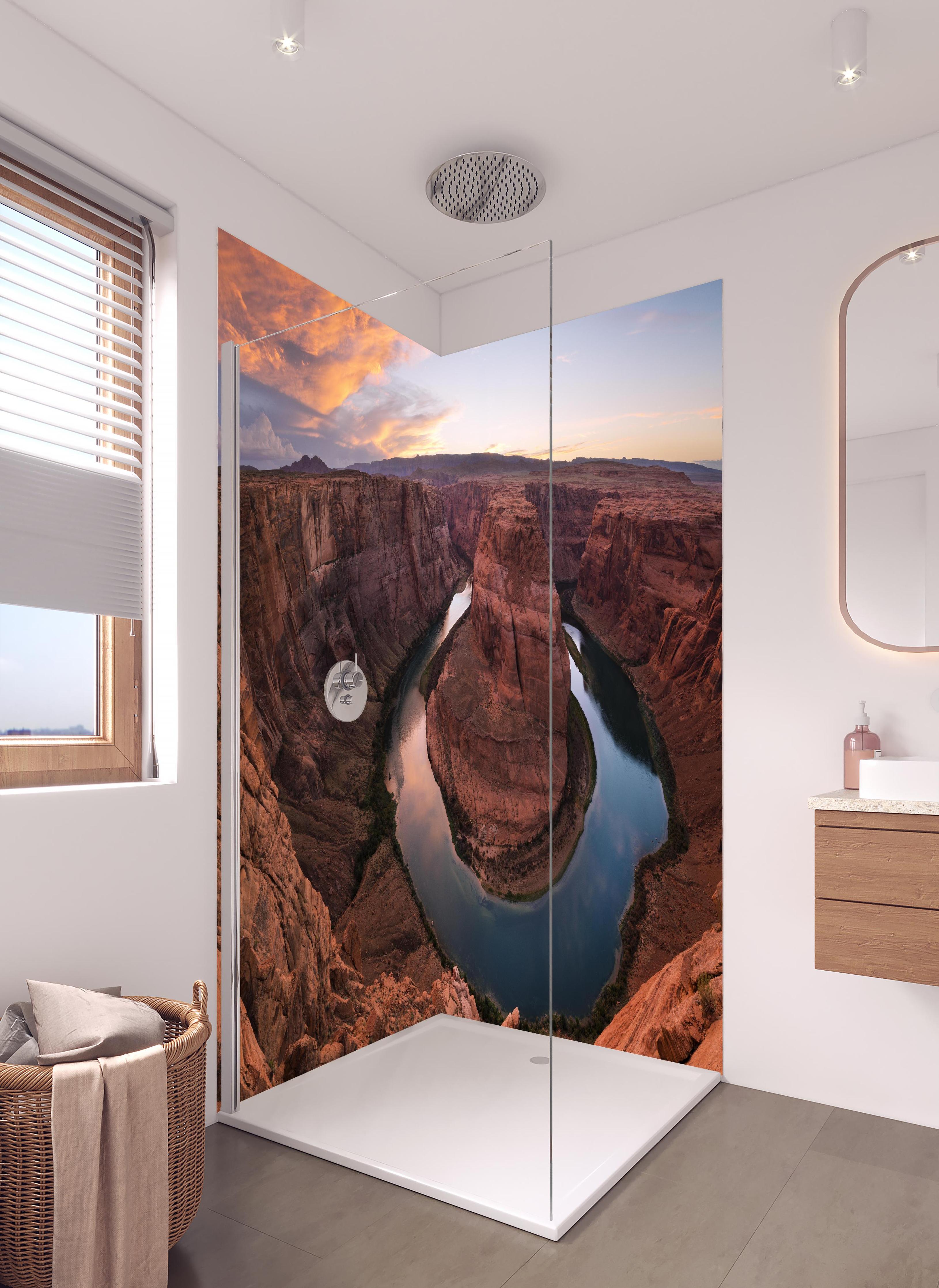 Duschrückwand - Roter Canyon bei Dämmerung mit Fluss in hellem Badezimmer mit Regenduschkopf - zweiteilige Eck-Duschrückwand