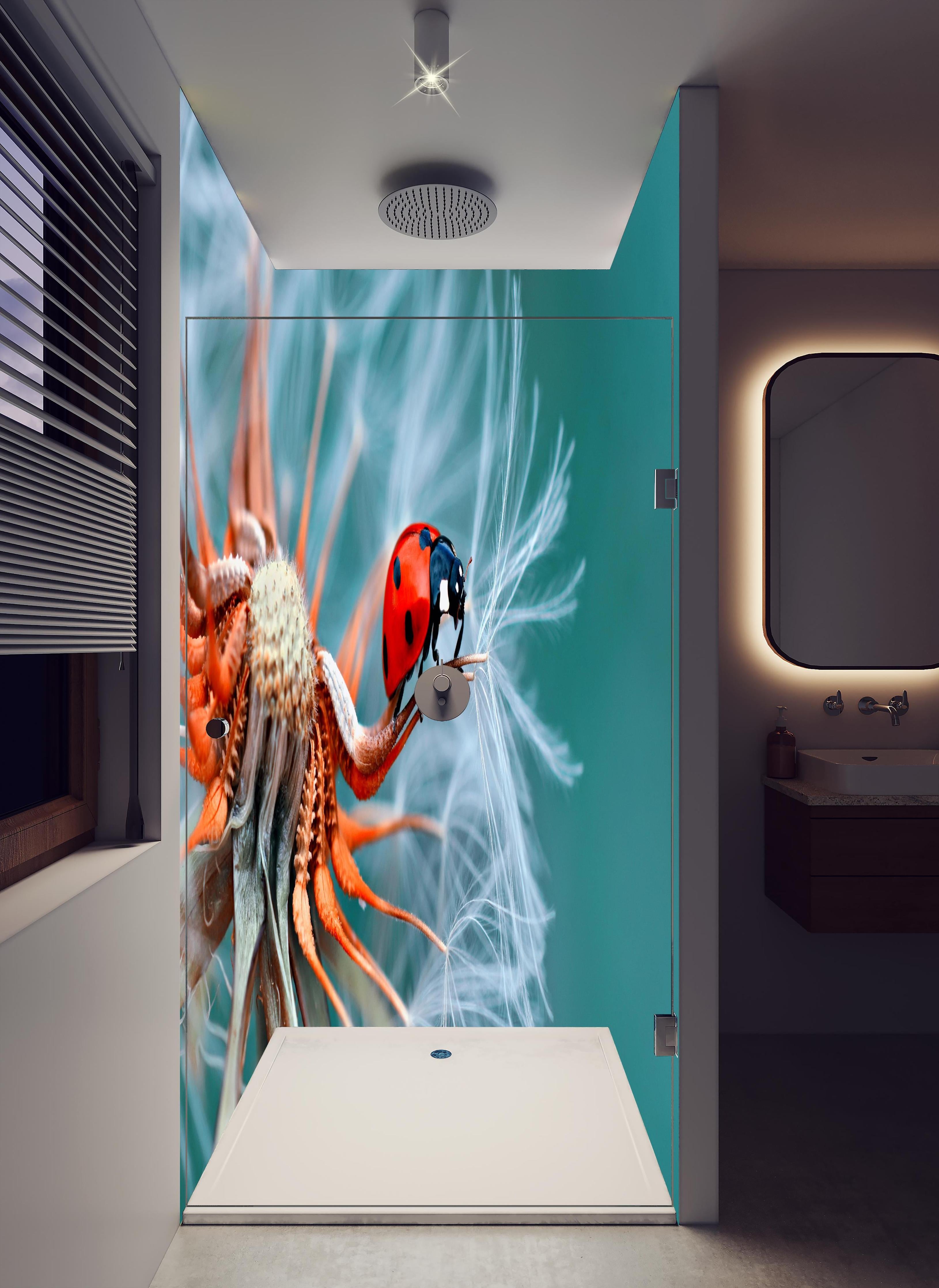 Duschrückwand - Roter Marienkäfer auf weißer Pusteblume in hellem Badezimmer mit Regenduschkopf - zweiteilige Eck-Duschrückwand